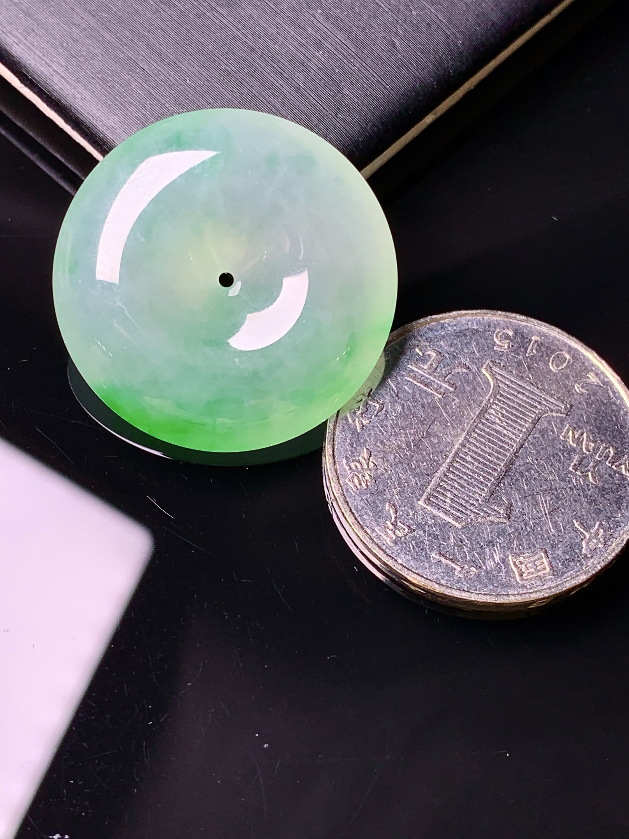 飘绿平安扣吊坠 玉质细腻 色泽艳丽清新 水润亮眼 整体尺寸26.2*6.5d3