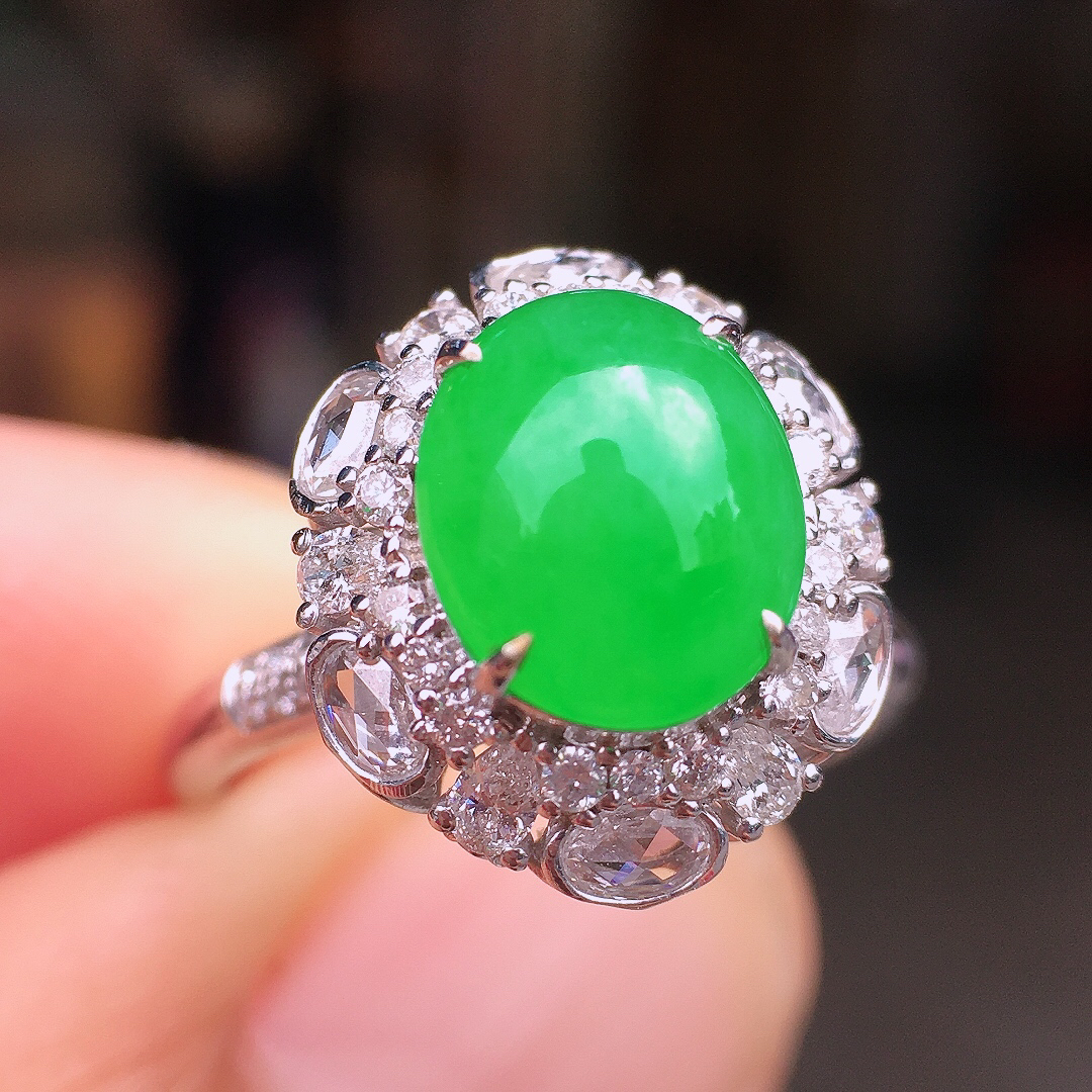 阳绿蛋面戒指，色泽均匀艳丽，玉质细腻，荧光感超
强，饱满圆润，尽显优雅气质，18k
金豪华镶嵌