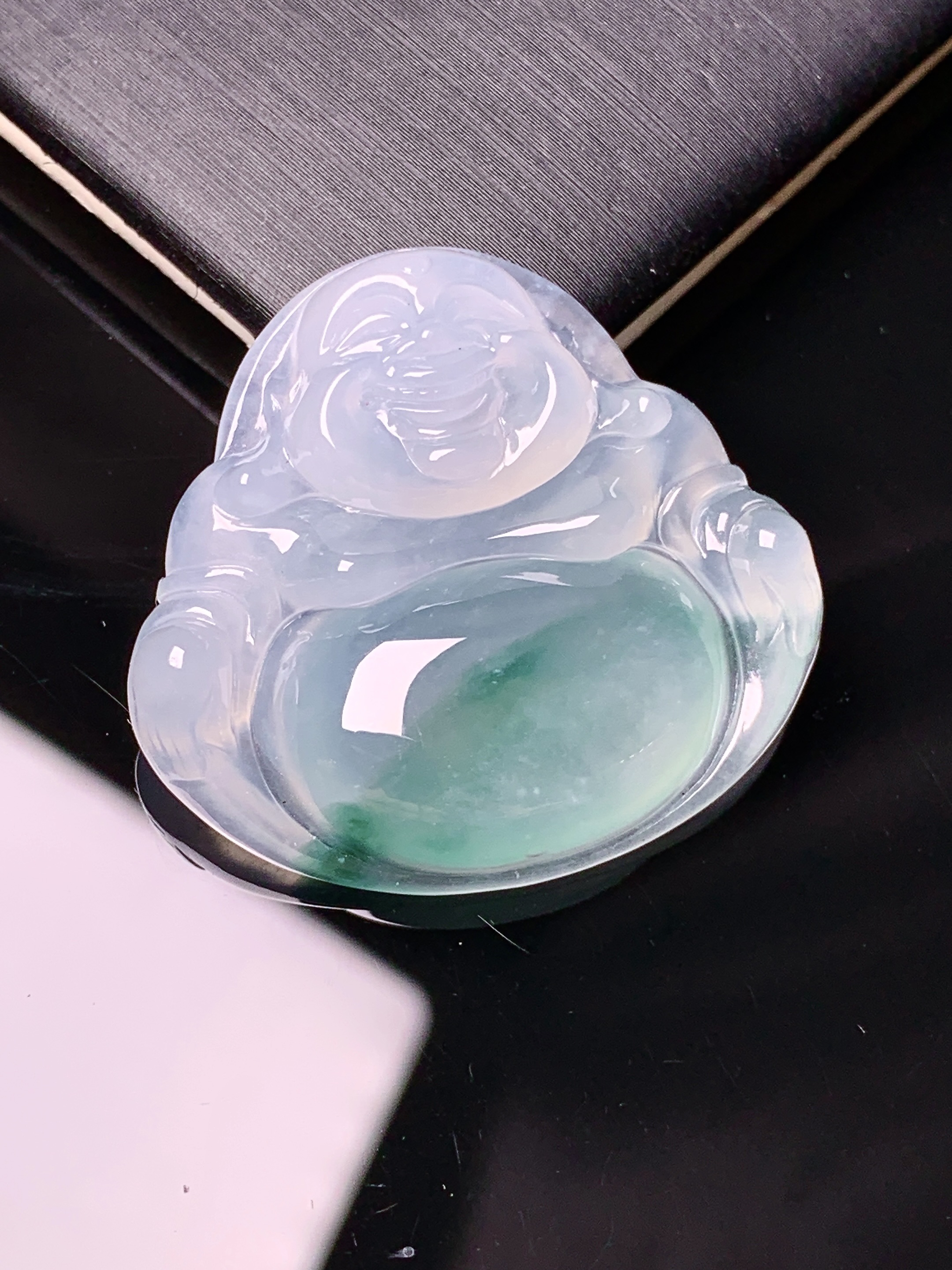 冰种飘绿佛公吊坠 玉质细腻 色泽艳丽清新 水润亮眼 整体尺寸28.2*30.5*6.6d2