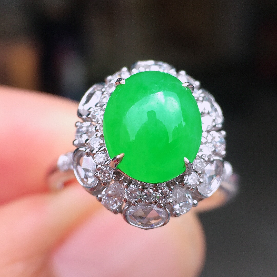 阳绿蛋面戒指，色泽均匀艳丽，玉质细腻，荧光感超
强，饱满圆润，尽显优雅气质，18k
金豪华镶嵌