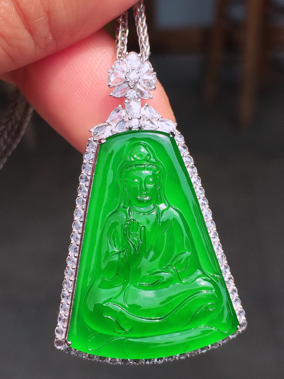 阳绿观音吊坠，色泽均匀艳丽，玉质细腻，荧光感超
强，饱满圆润，尽显优雅气质，18k
金豪华镶嵌