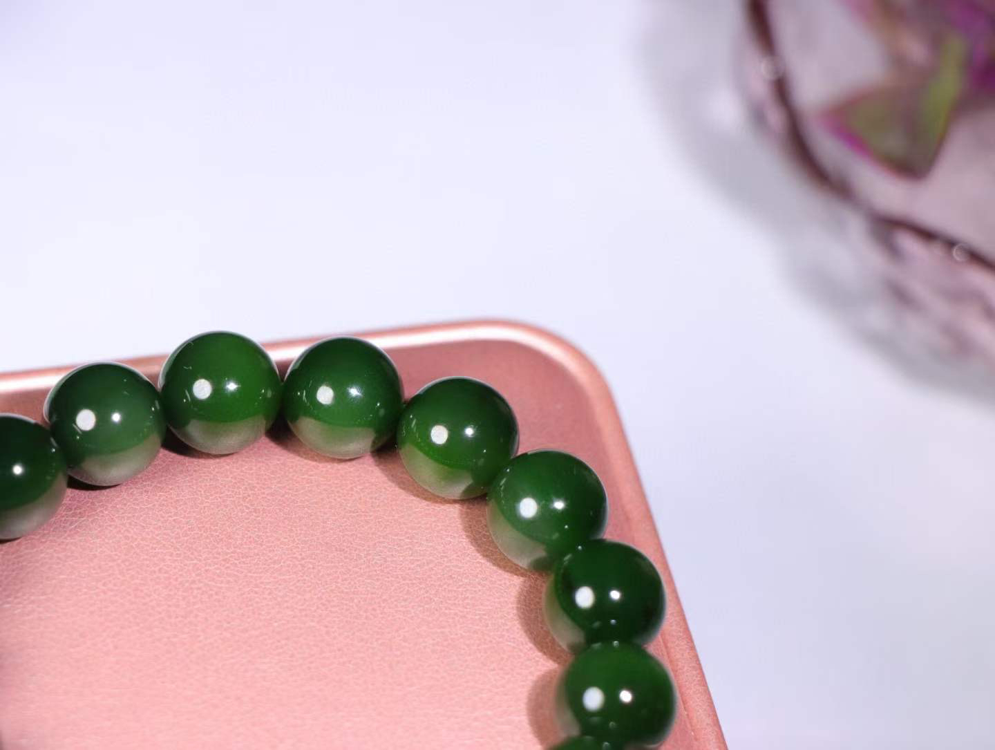 【珠圆玉润】

信誉第一 品质保证️精品和田玉碧玉手串 红皮老料，深菠菜绿，玉质温润细腻  整串打磨圆润，佩戴舒适。珠珠落玉盘，间关莺语花底滑，一生美好时光，无论身在何处，都有它相伴相守。事事顺遂，幸福美满，吉祥如意。
重44.8克   尺寸取一11.7mm  FS178212081250O