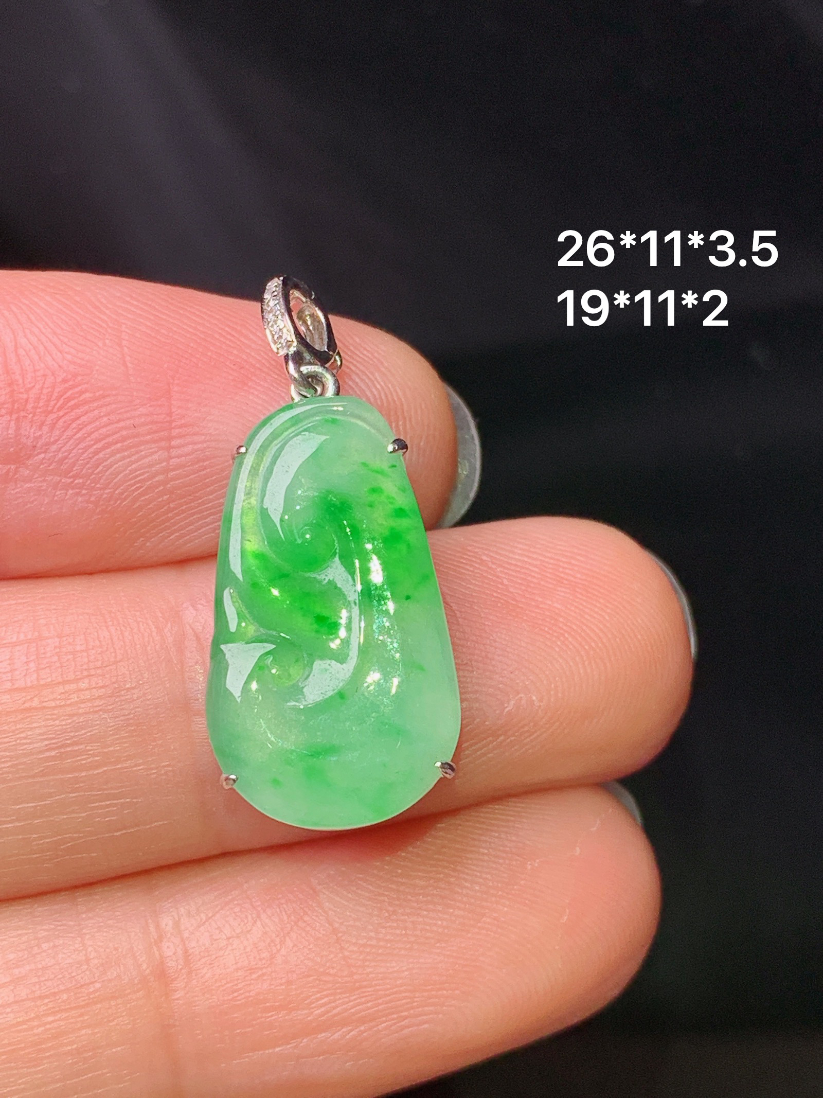 18k金钻镶嵌翠绿如意吊坠 玉质细腻 色泽艳丽清新 水润亮眼 整体尺寸26*11*3.5j2