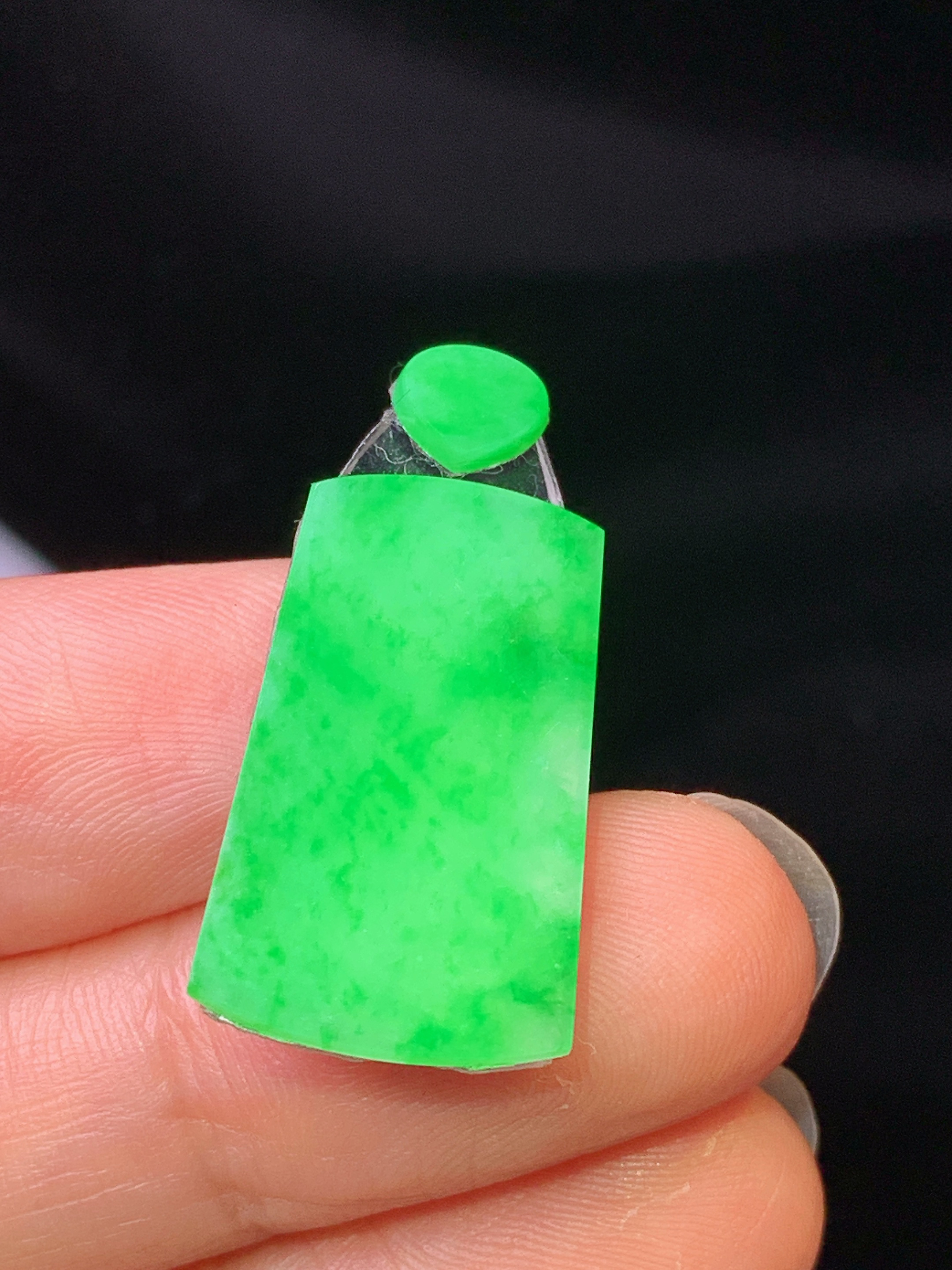 镶嵌款 翠绿无事牌吊坠 玉质细腻 色泽艳丽清新 水润亮眼 整体尺寸22.8*13.7*2*2x