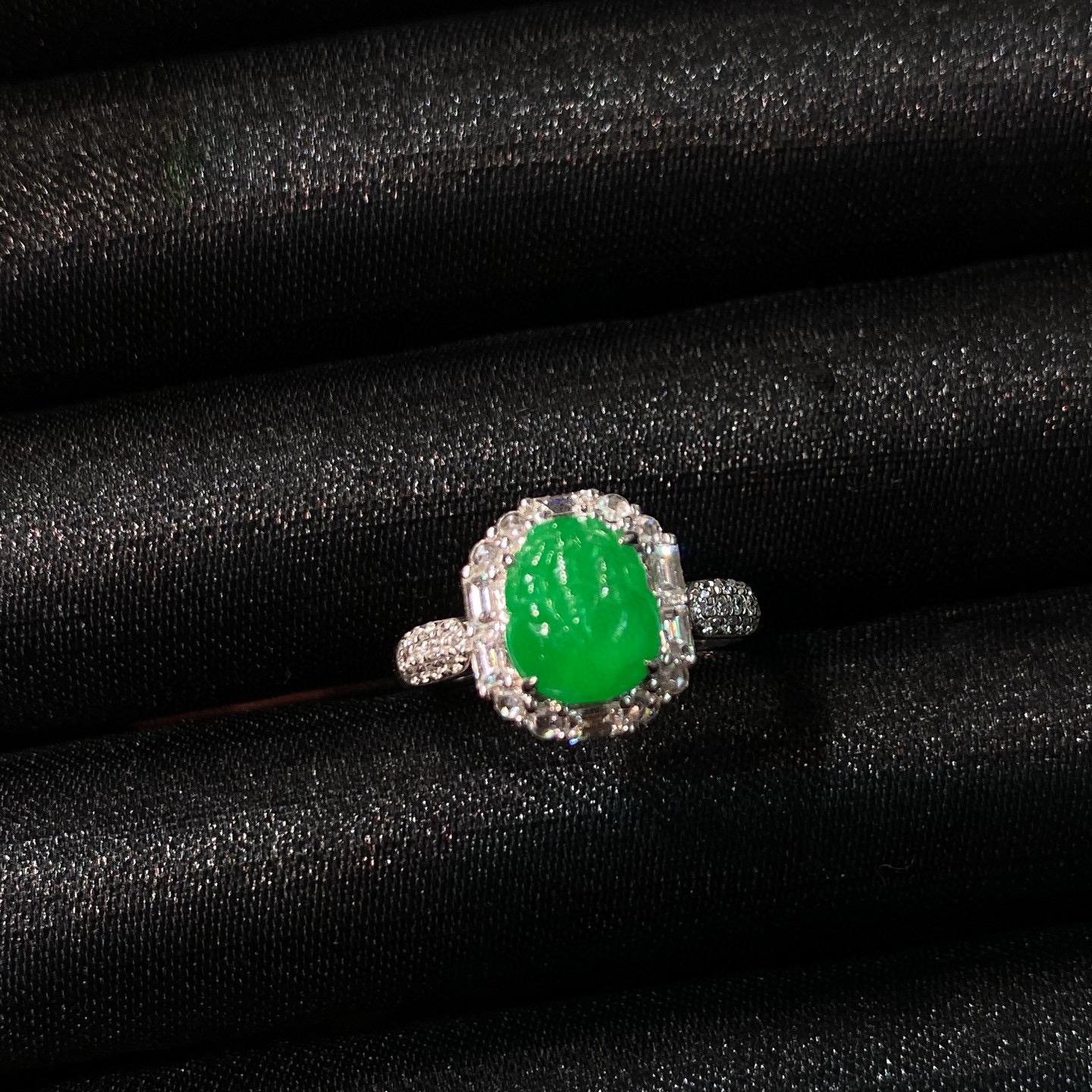 冰阳绿貔貅戒指 
细腻水润，品相饱满，色泽鲜艳
18k金镶嵌，招财，漂亮大气
实物更美～