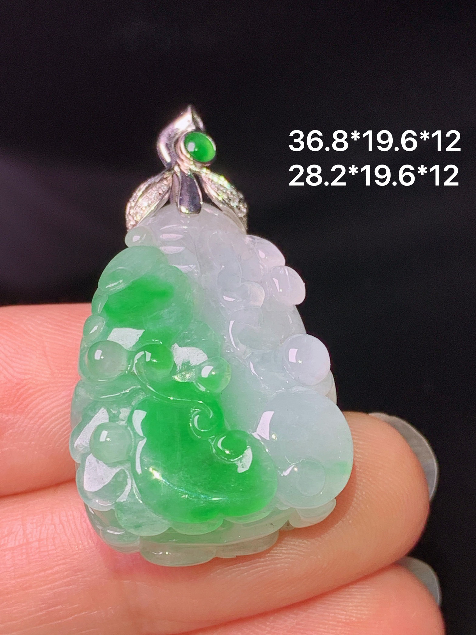 18k金钻镶嵌飘绿白菜吊坠 玉质细腻 色泽艳丽清新 水润亮眼 整体尺寸36.8*19.6*12b1