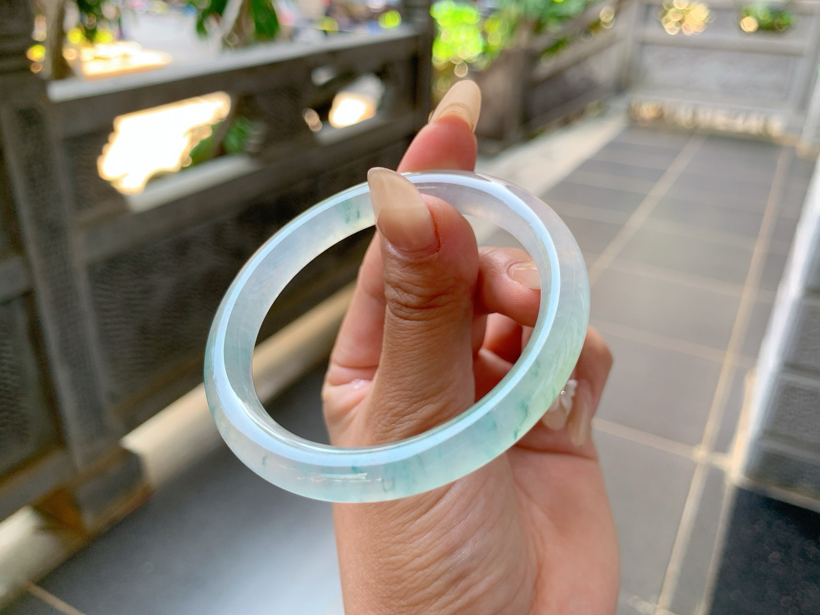 ｜51圈口
冰飘花美人条，条粗:6.5，飘蓝花，丝丝花飘逸灵动，还带一点冰黄翡，像渐变色一样，种老冰透，光感特别好，