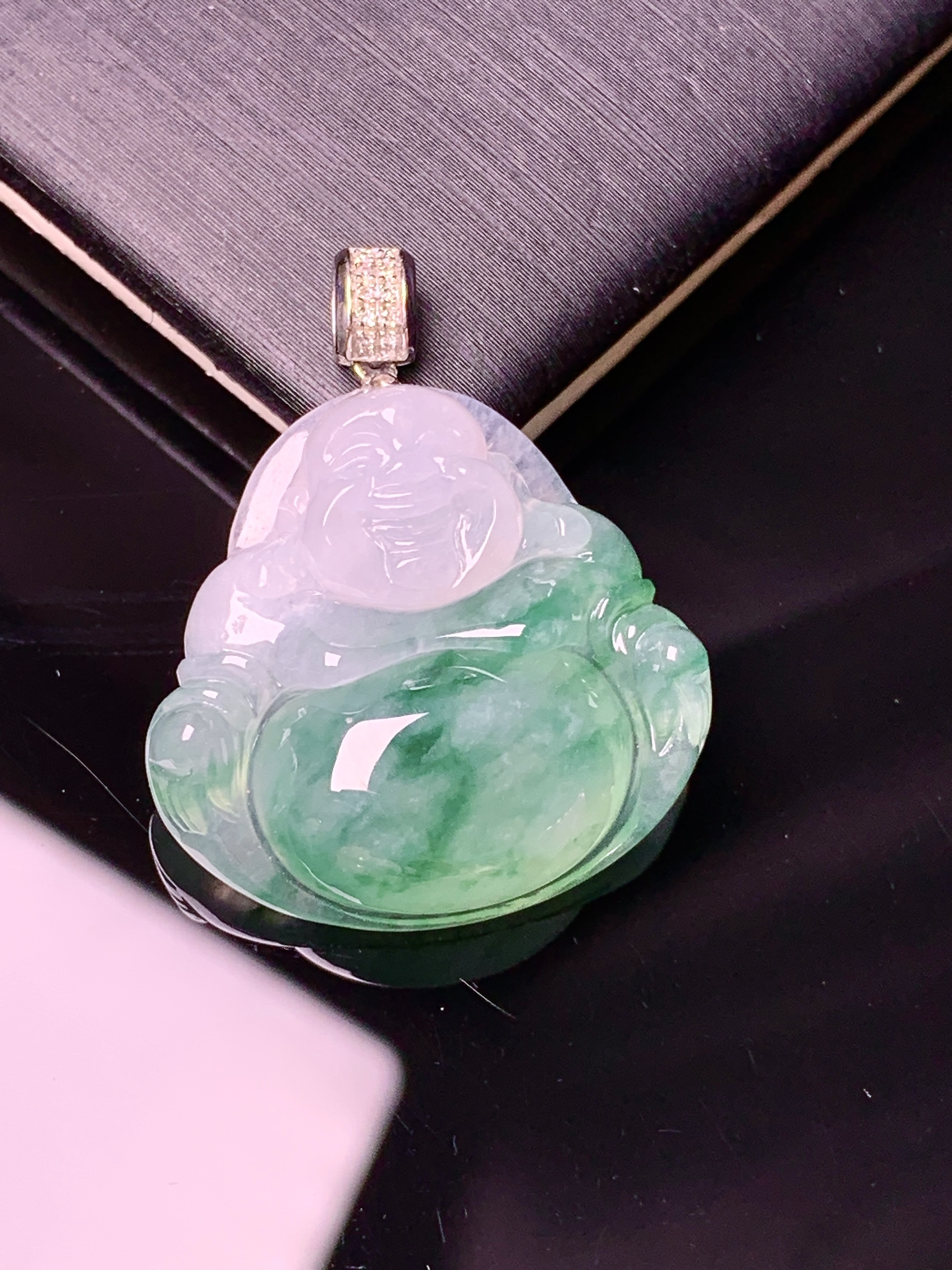 18k金钻镶嵌冰种飘绿佛公吊坠 玉质细腻 色泽艳丽清新 水润亮眼 整体尺寸28*23*6.3d2