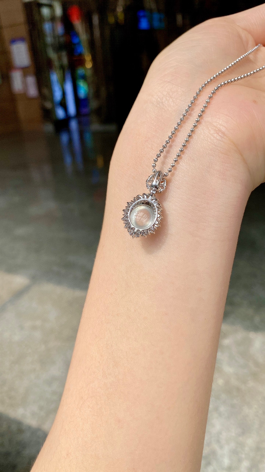 自然光 · 玻璃冰蛋面吊坠
18K · 整：24.1*13.6*9.3mm
          裸：9*8.2*3.8mm