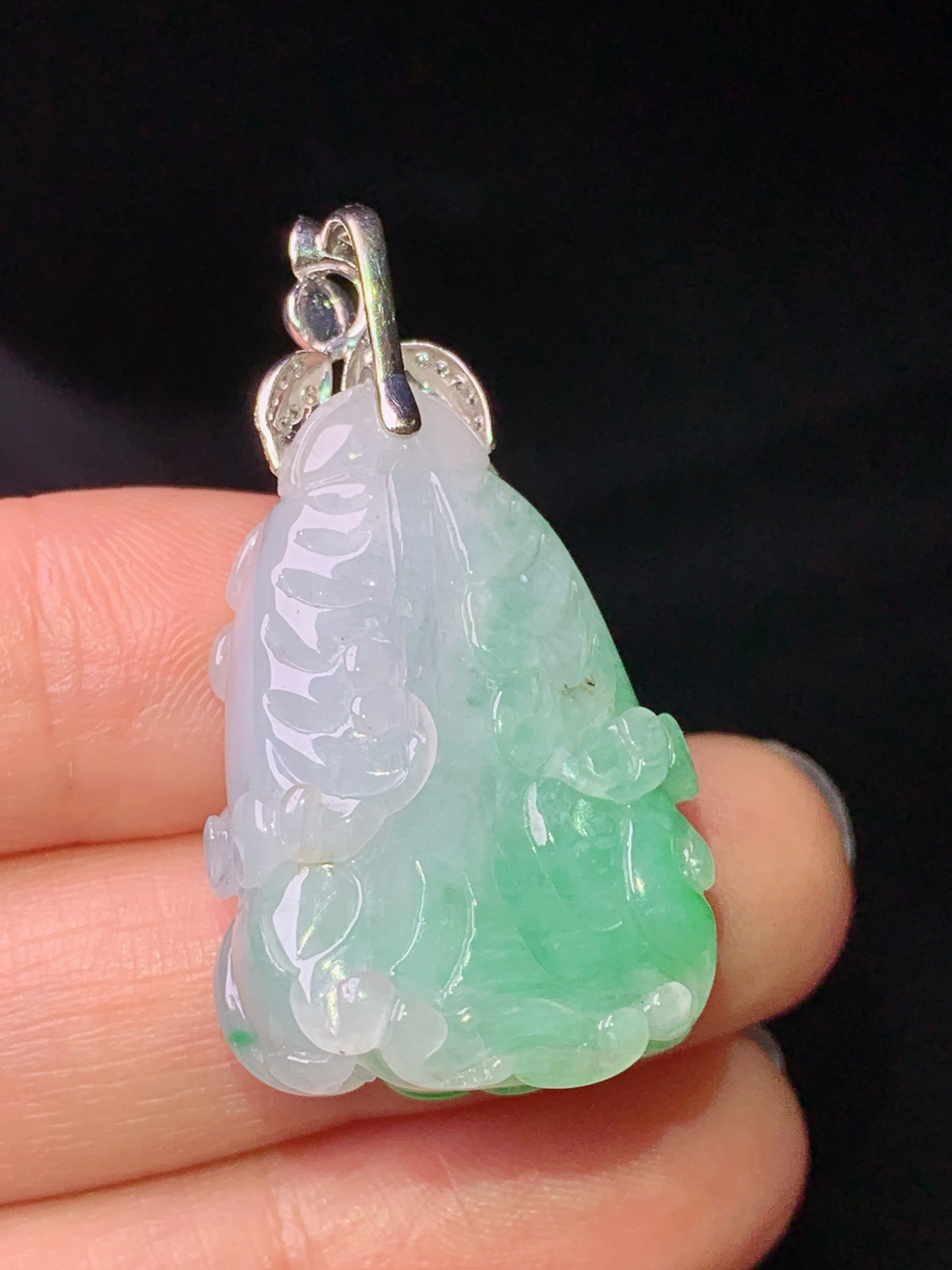 18k金钻镶嵌飘绿白菜吊坠 玉质细腻 色泽艳丽清新 水润亮眼 整体尺寸36.8*19.6*12b1