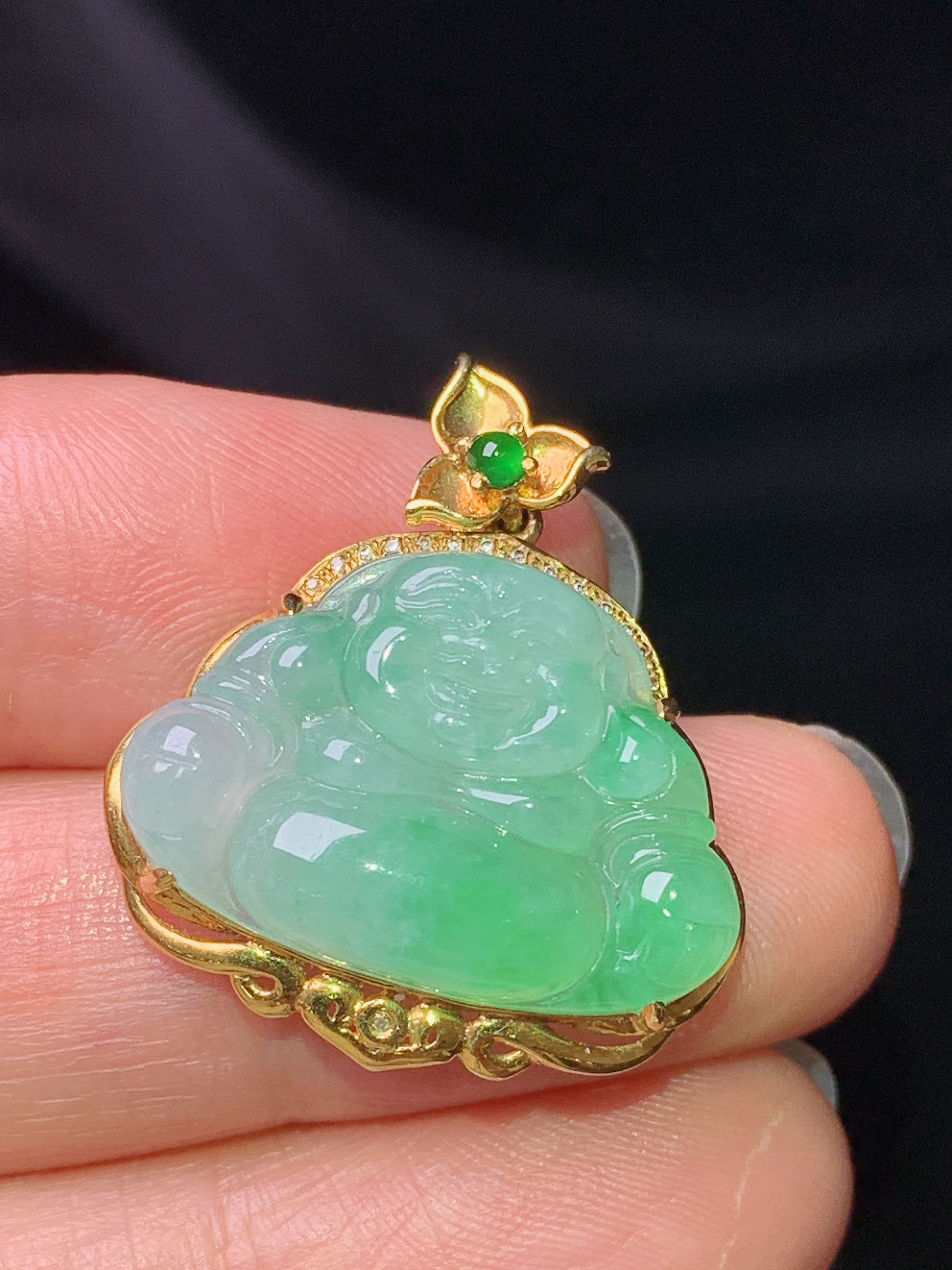 18k金钻镶嵌飘绿佛公吊坠 玉质细腻 色泽艳丽清新 水润亮眼 整体尺寸26*23.2*7.3m1