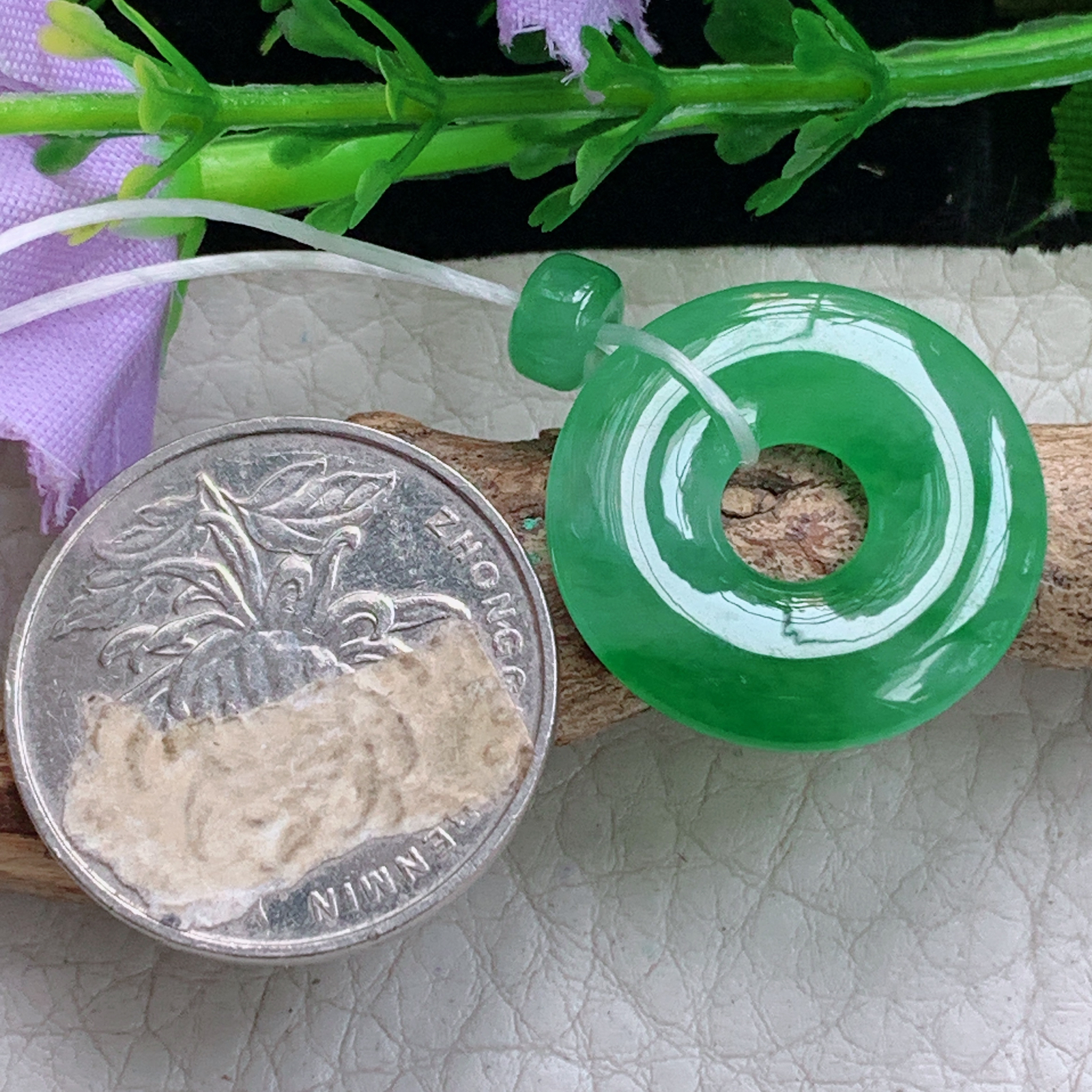 xo实拍22.3*3.7缅甸翡翠a货冰绿饱满甜甜圈 玉扣玉挂件 玉坠