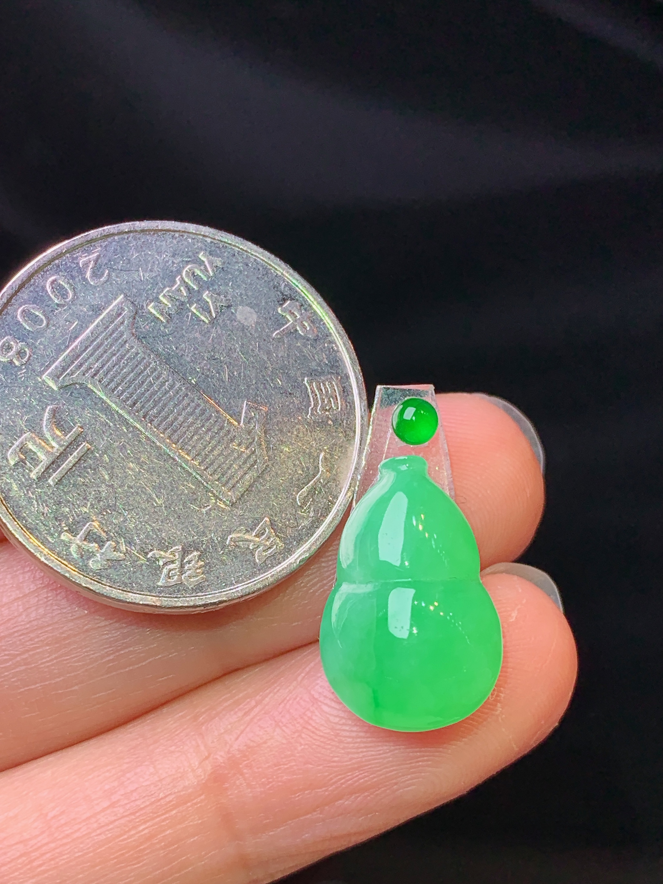 镶嵌款 翠绿葫芦吊坠 玉质细腻 色泽艳丽清新 水润亮眼 整体尺寸16.3*10.8*4.8*2x