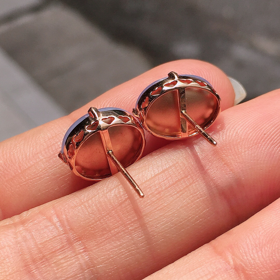 紫罗兰蛋面耳钉，色泽均匀艳丽，玉质细腻，荧光感超
强，饱满圆润，尽显优雅气质，18k
金豪华镶嵌