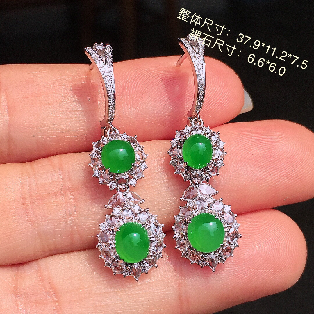 阳绿蛋面耳坠，色泽均匀艳丽，玉质细腻，荧光感超
强，饱满圆润，尽显优雅气质，18k
金豪华镶嵌