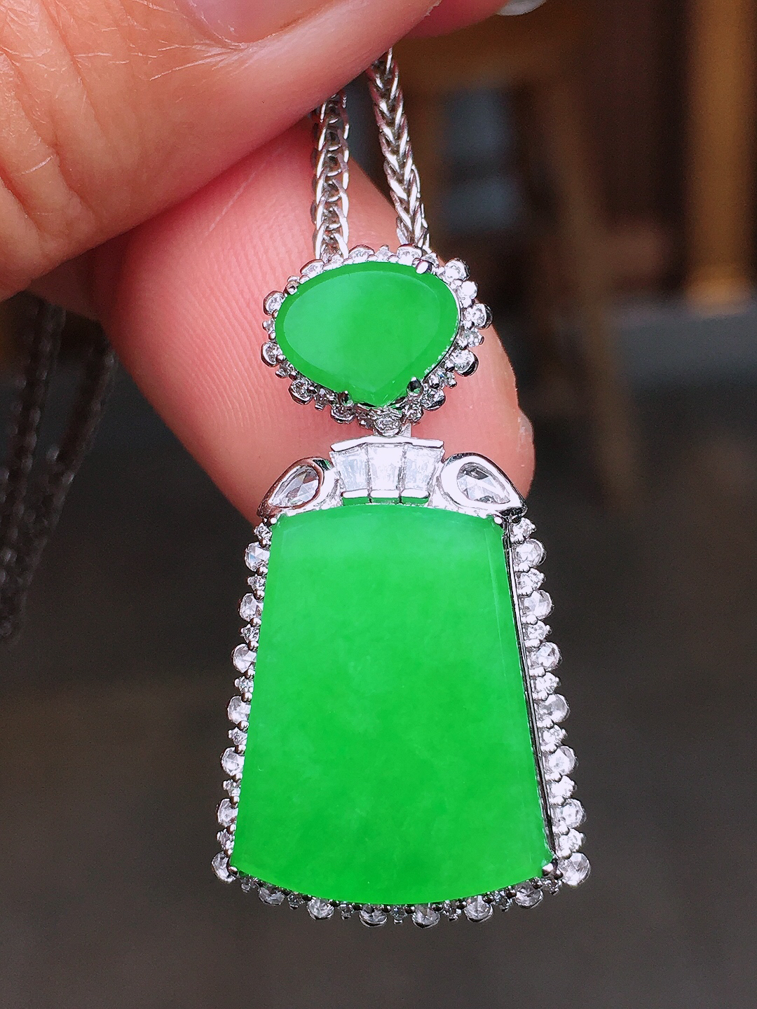 阳绿无事牌吊坠，色泽均匀艳丽，玉质细腻，荧光感超
强，饱满圆润，尽显优雅气质，18k
金豪华镶嵌