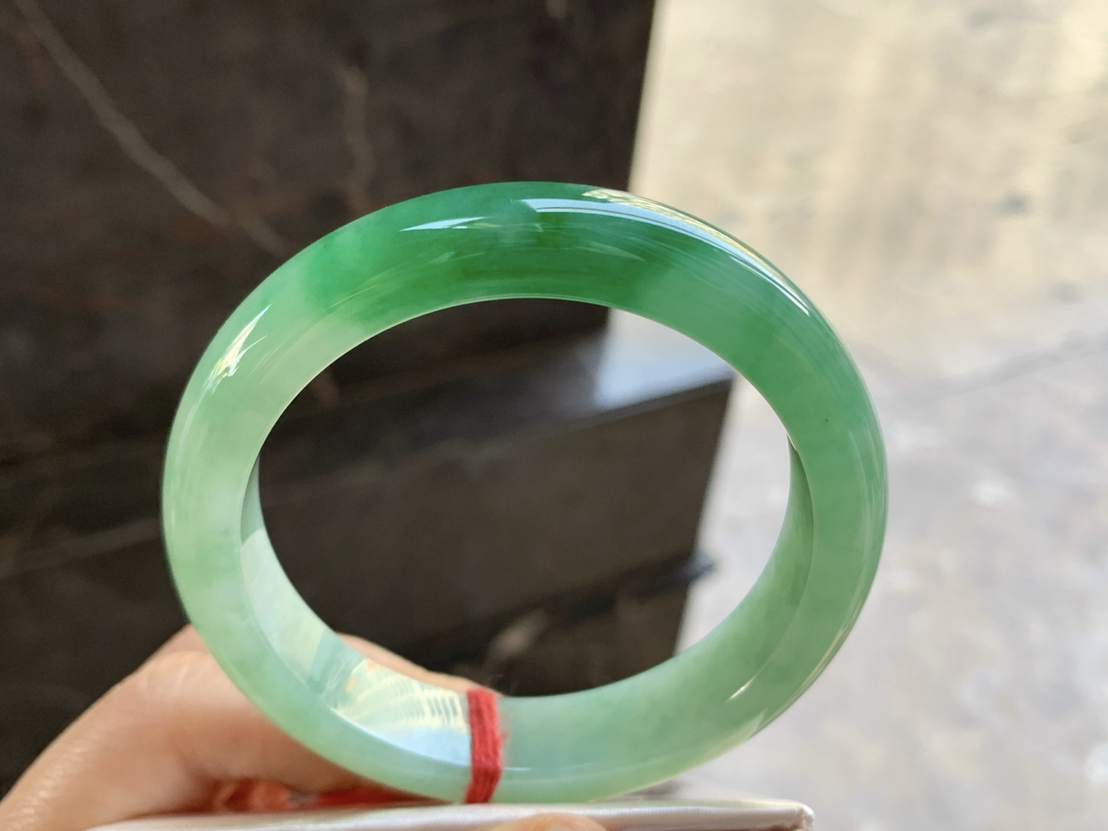 56-12.6-8.2

辣绿色手镯^_^鲜艳 玉质温润 气质