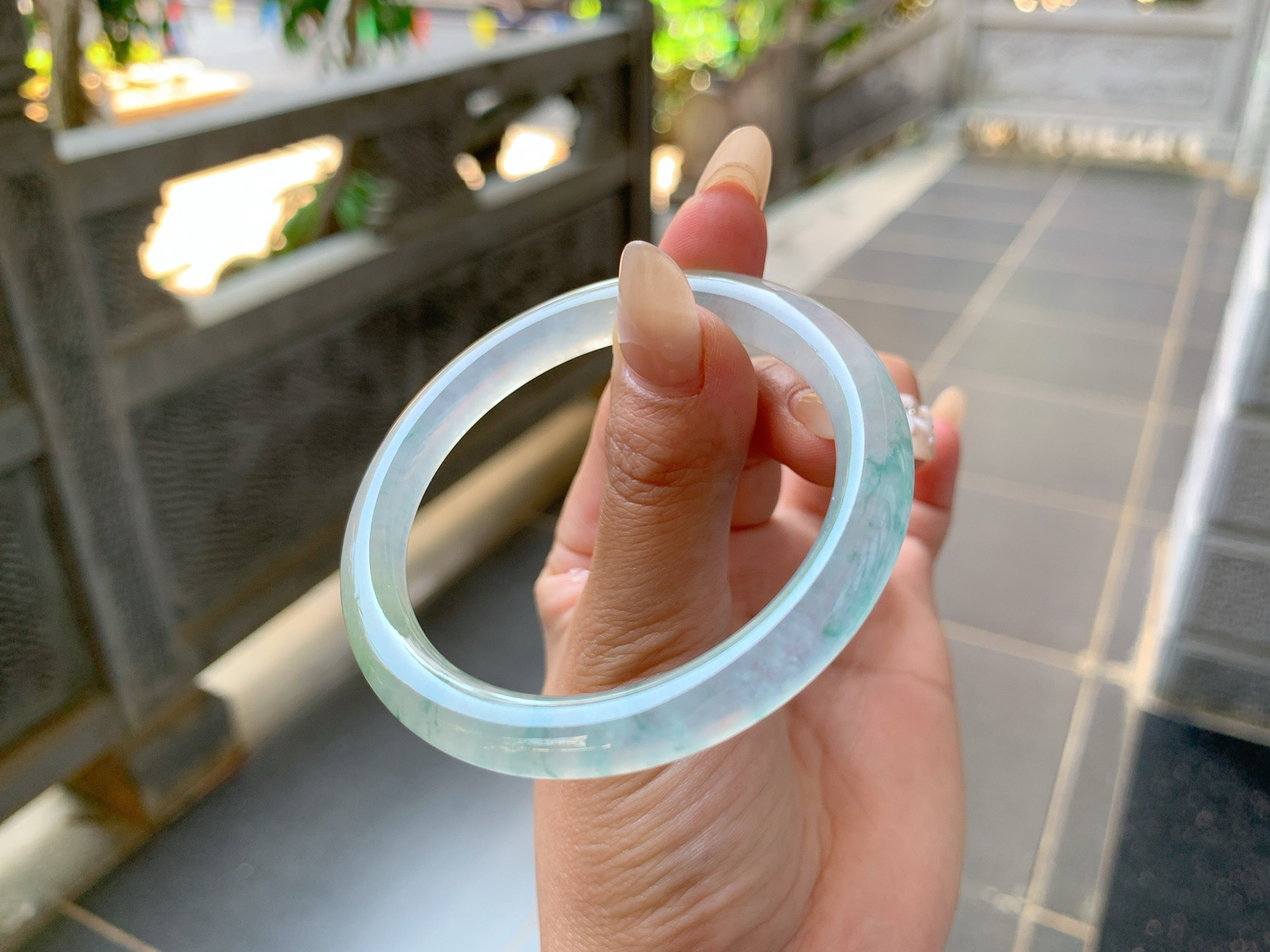 ｜51圈口
冰飘花美人条，条粗:6.5，飘蓝花，丝丝花飘逸灵动，还带一点冰黄翡，像渐变色一样，种老