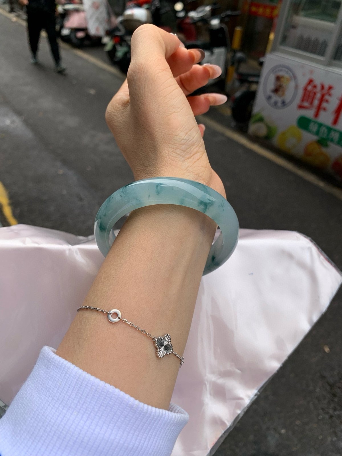 冰飘花正圈
尺寸：56-8-13
完美，底妆冰润，冰底中开出了朵朵蓝花，飘花灵动飘逸，勾勒出一幅唯美诗意的山水意境画，古典优雅又秀气。