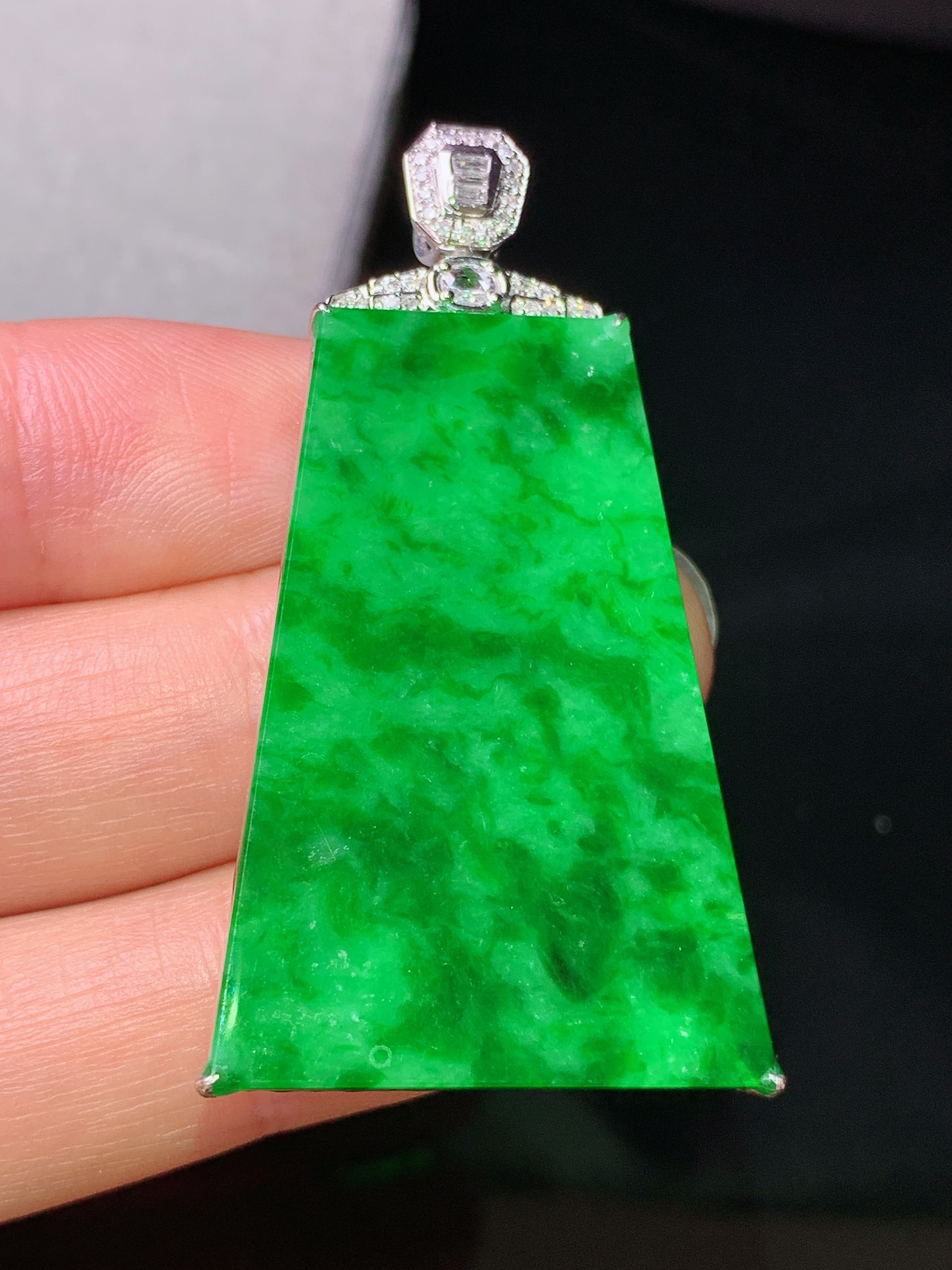 18k金钻镶嵌翠绿无事牌吊坠 玉质细腻 色泽艳丽清新 水润亮眼 整体尺寸48.3*25.8*5.3b