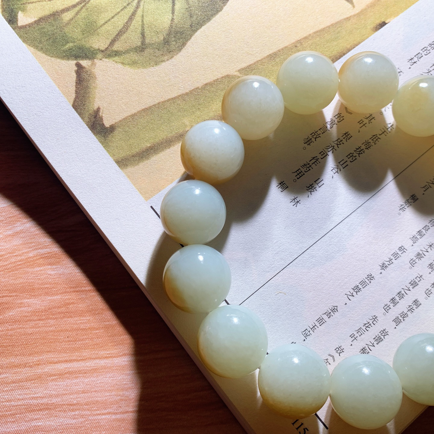 新疆和田玉且末糖半山半水手串 且末糖手串 单颗尺寸15重75.8克。玉质细腻油润。手推出油。品相大气 lt260323