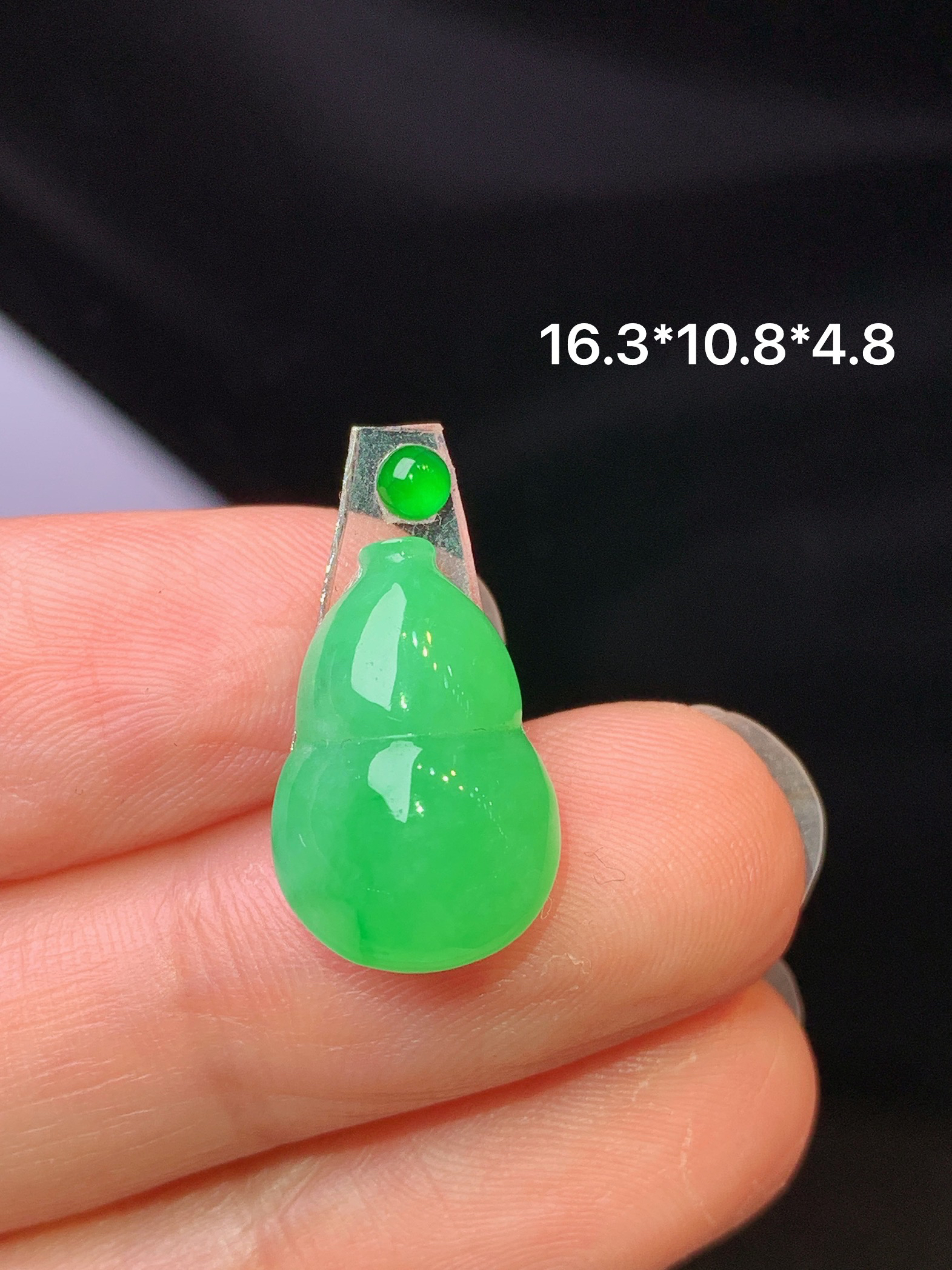 镶嵌款 翠绿葫芦吊坠 玉质细腻 色泽艳丽清新 水润亮眼 整体尺寸16.3*10.8*4.8*2x