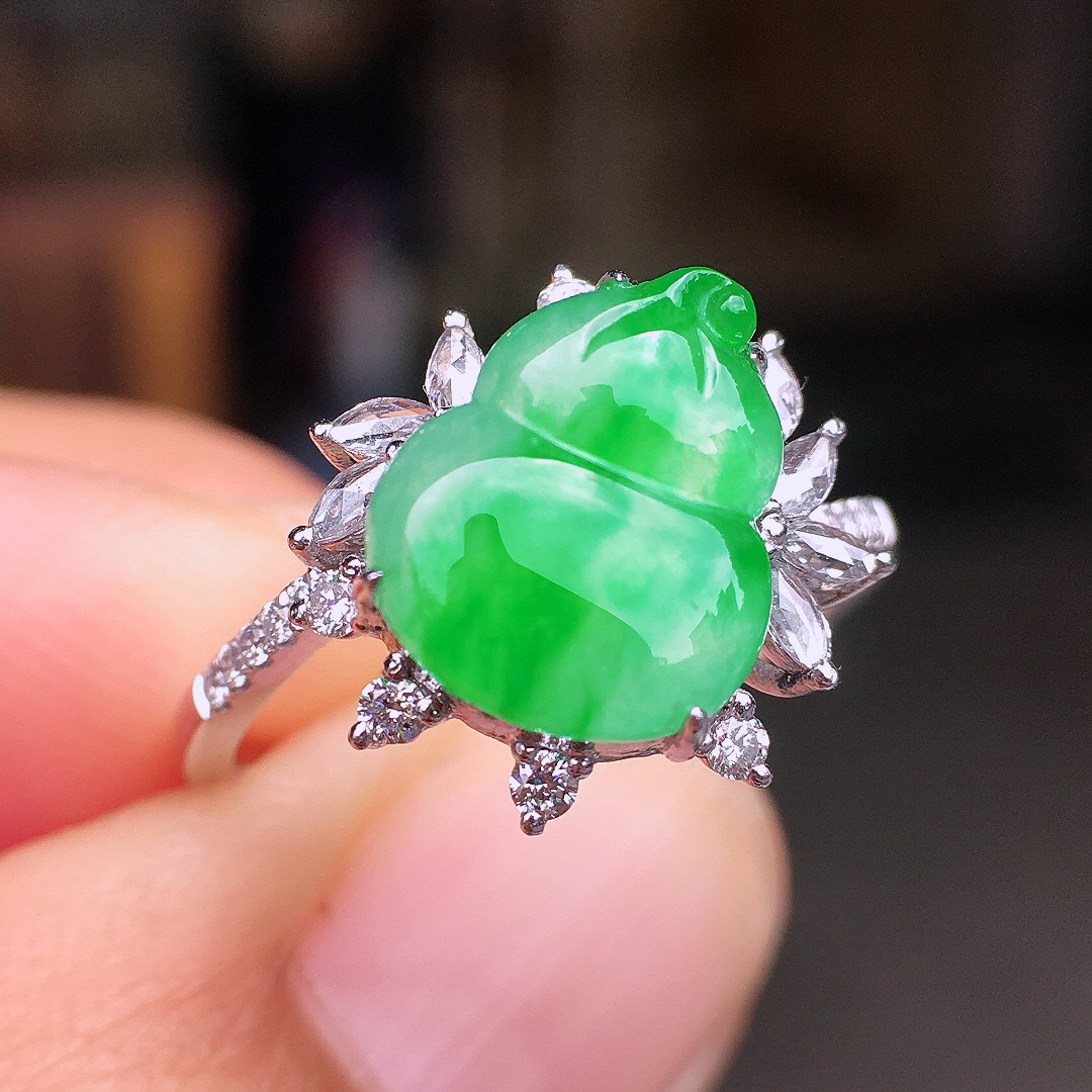 阳绿葫芦戒指，色泽艳丽，玉质细腻，荧光感超
强，饱满圆润，尽显优雅气质，18k
金豪华镶嵌