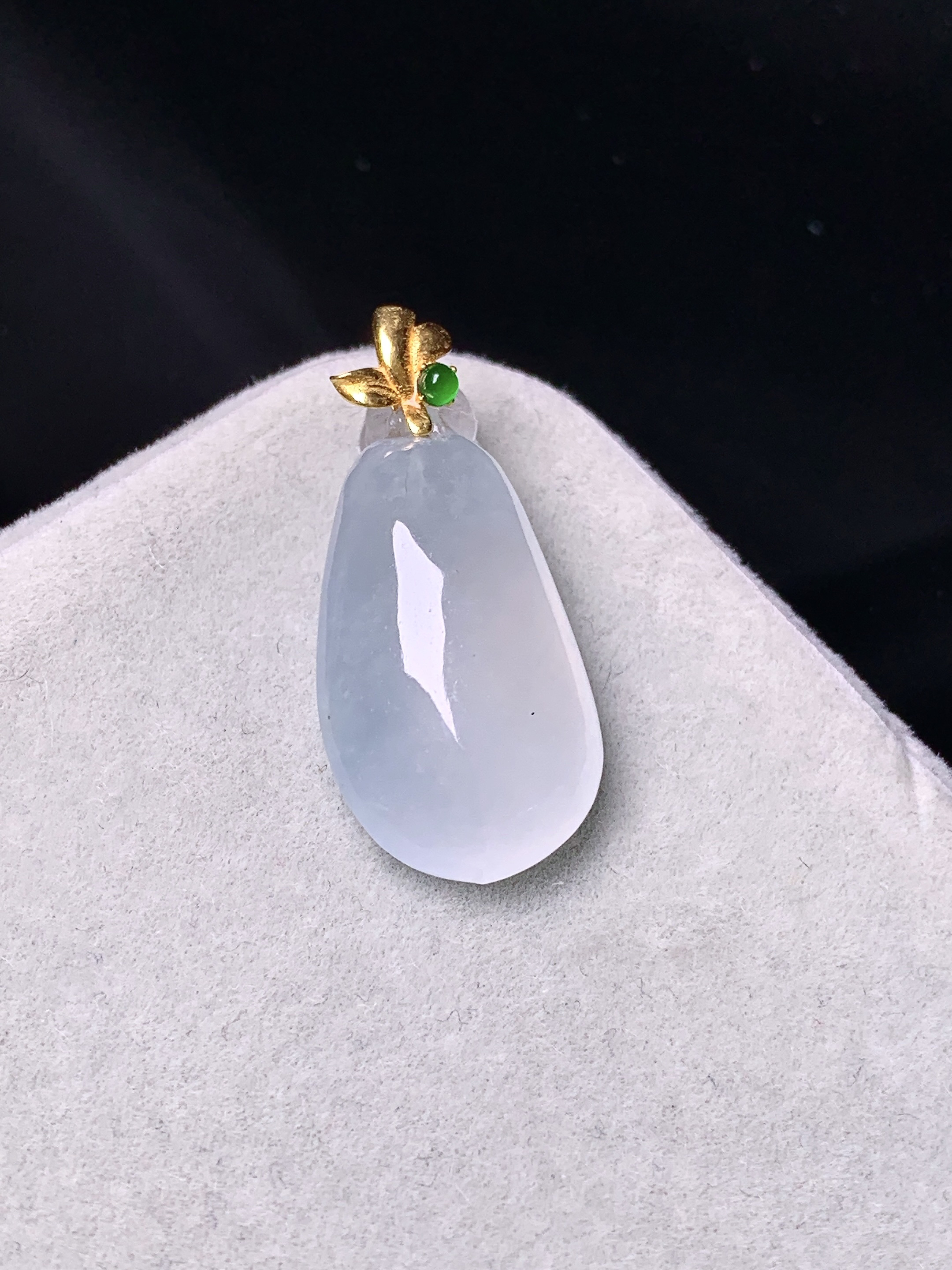 18k金镶嵌冰种福瓜吊坠 玉质细腻 色泽艳丽清新 水润亮眼 整体尺寸26.2*12.2*6.8j2