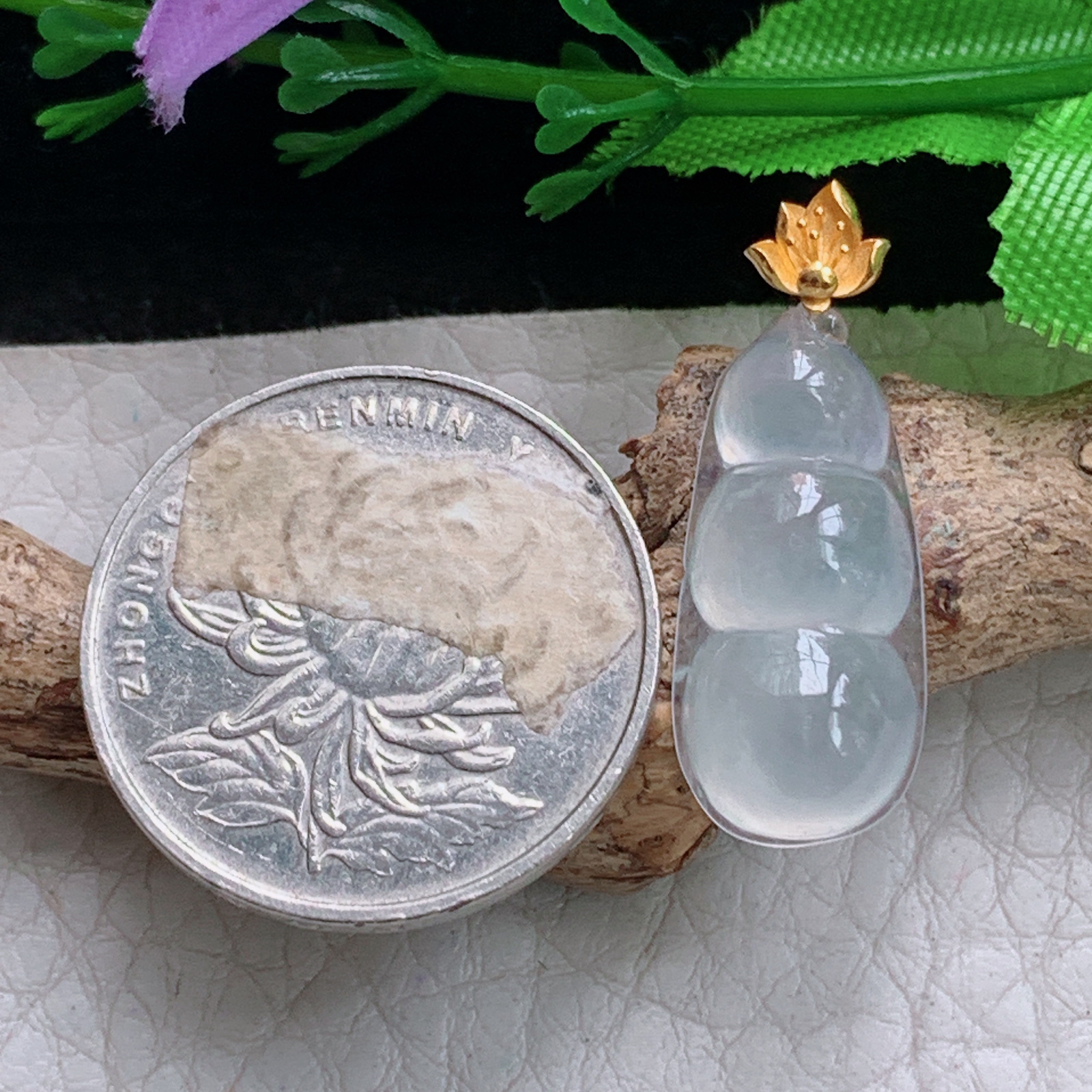 xo实拍28.5*10.6*5.8缅甸翡翠a货冰种起光平安豆 翡翠豆荚 状元豆玉挂件 玉坠