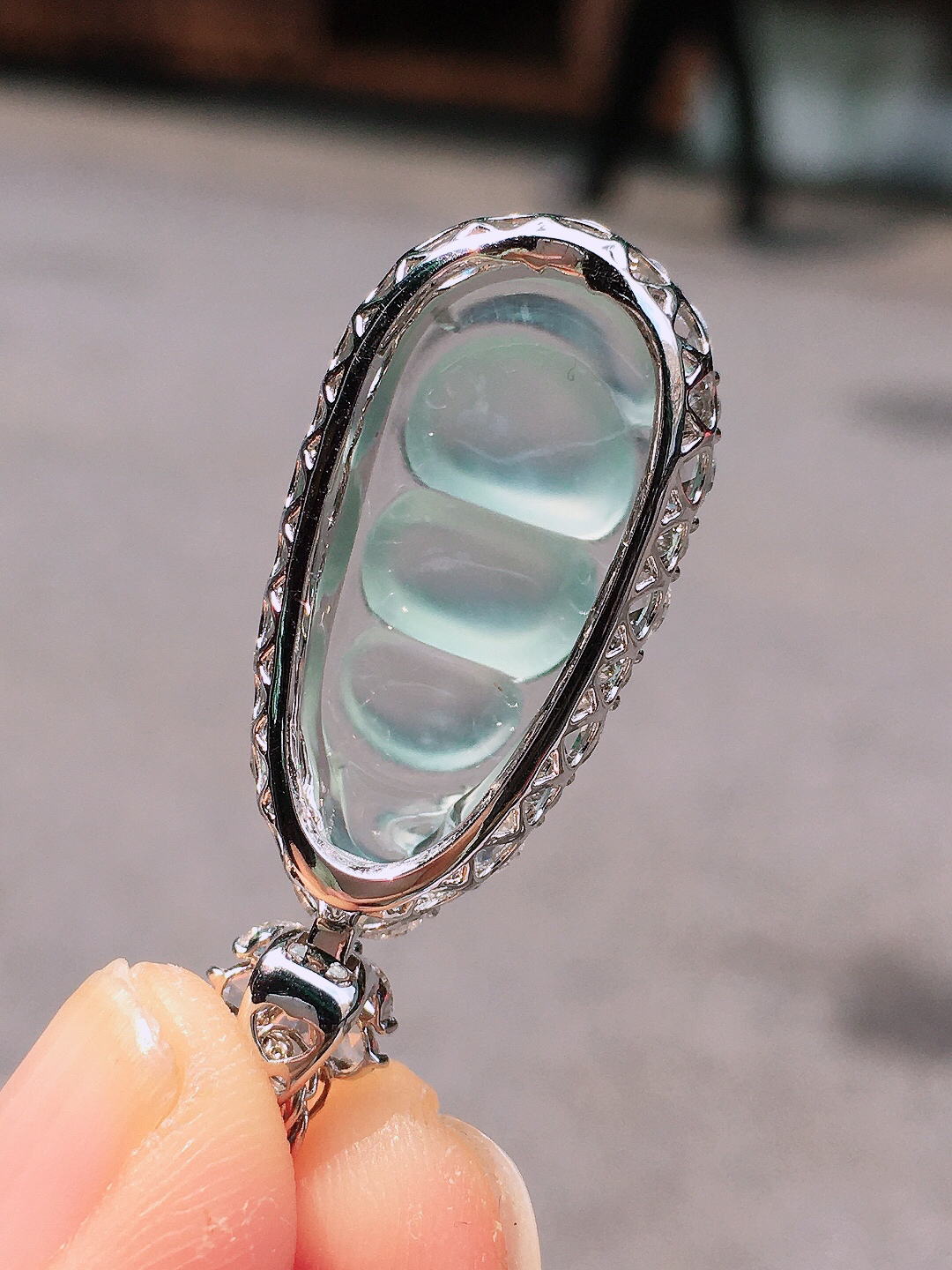 冰种福豆吊坠，玉质细腻，荧光感超
强，饱满圆润，尽显优雅气质，18k
金豪华镶嵌