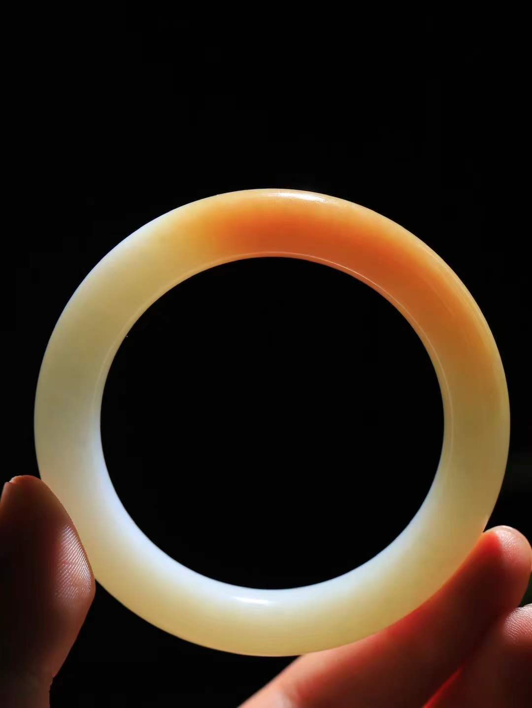 （柔情似水.手镯）

精品和田玉糖白玉手镯，玉质温润细腻，镯型饱满圆润，优雅知性，姽婳于幽静兮，又婆娑乎人间，经典款型，古朴典雅。极具灵性，腕间风情，风姿卓越。 
重56.5克   尺寸53.5-11.3-10.3mm    FDL-36302426