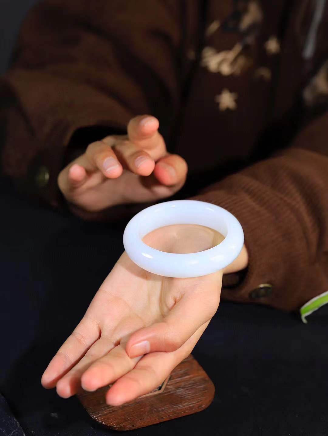 （一见倾心.手镯）

精品和田玉白玉手镯，玉质温润细腻 油性十足 手感舒适，高华雅逸，线条流畅，简约