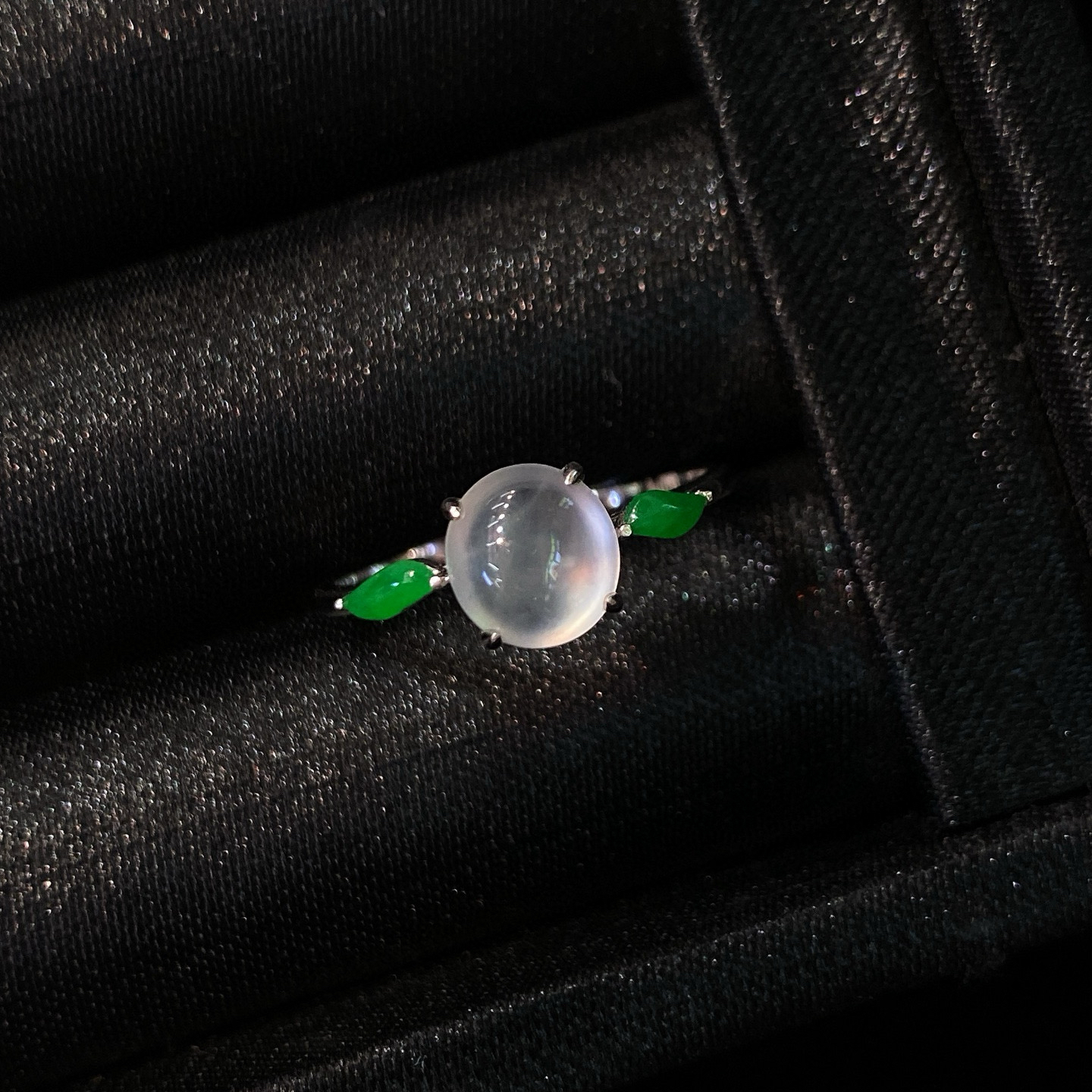 冰种蛋面戒指
通透如冰，光泽细腻
18k金镶嵌，上手高级又优雅
尺寸如图一  实物更美～