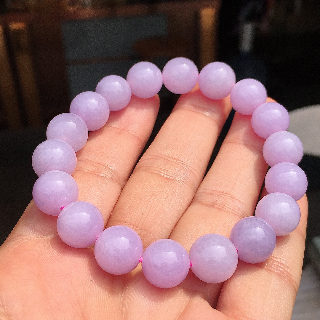 紫罗兰珠子手串，色泽均匀艳丽，玉质细腻，荧光感超
强，饱满圆润，尽显优雅气质