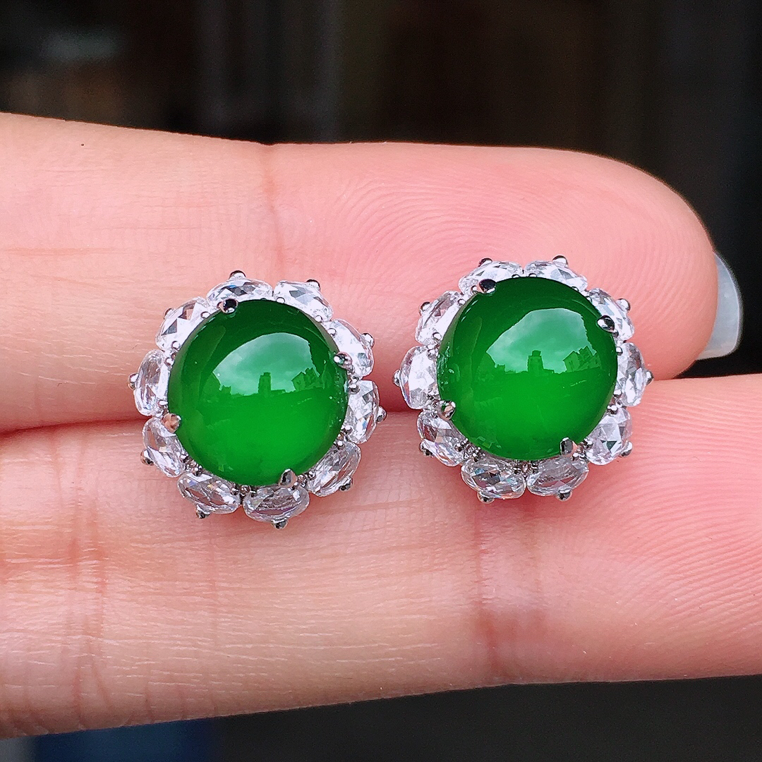 满绿蛋面耳钉，色泽均匀艳丽，玉质细腻，荧光感超
强，饱满圆润，尽显优雅气质，18k
金豪华镶嵌