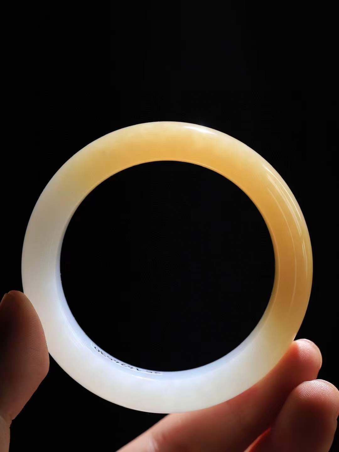 【暖玉生香·手镯】

精品和田玉糖白玉手镯，质地油润细腻，色泽高贵典雅，镯型古朴典雅。在诗情画意的雨巷相遇，你是我腕间的一抹风情，有你眸有深情，清风荡漾湖间静水，我愿俯身低眉，在烟波涟漪处，寻你深情倩影。内径53mm尺寸15.2-9.3mm重70克  69362458A