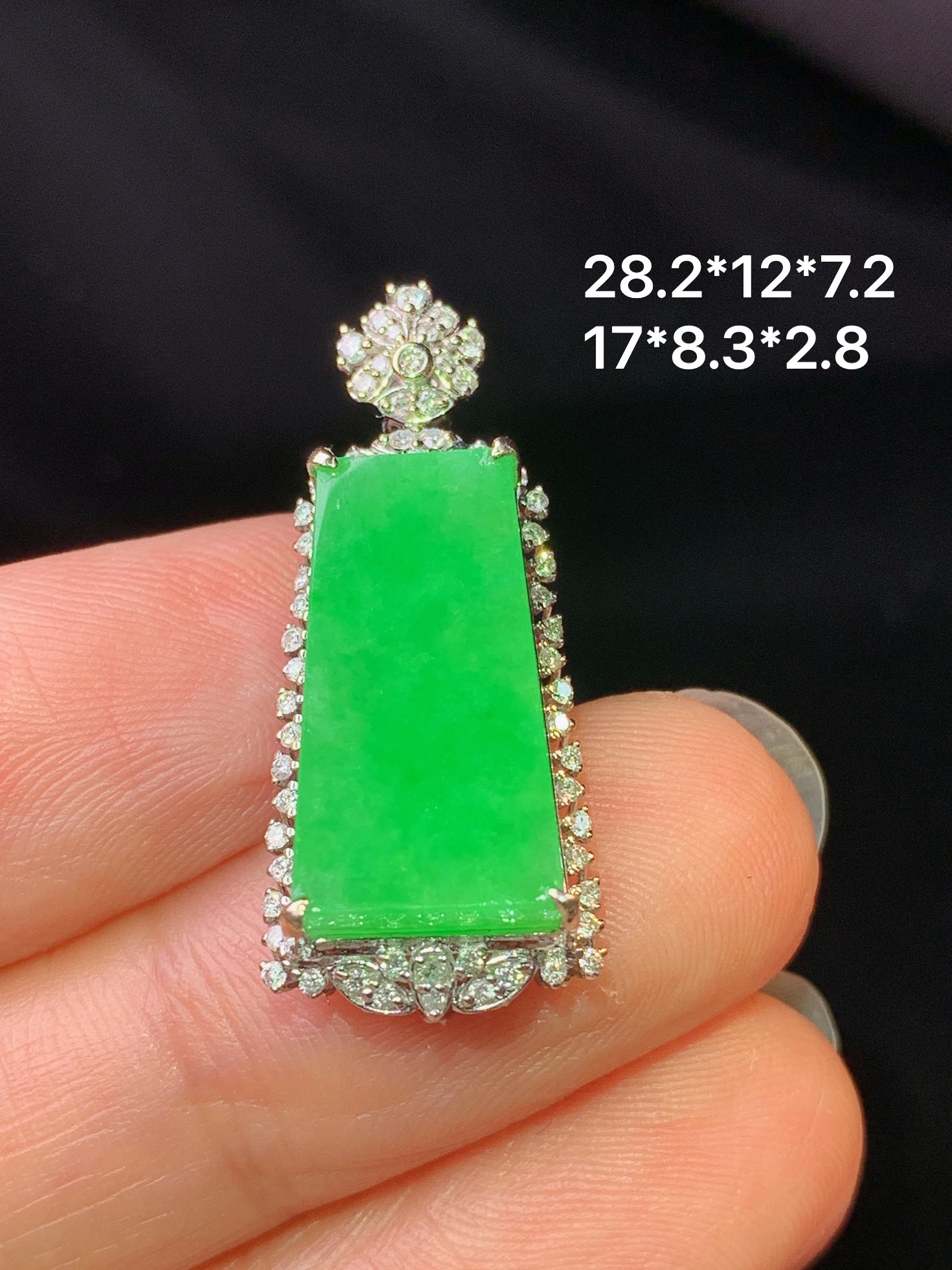 18k金钻镶嵌翠绿无事牌吊坠 玉质细腻 色泽艳丽清新 水润亮眼 整体尺寸28.2*12*7.2j2