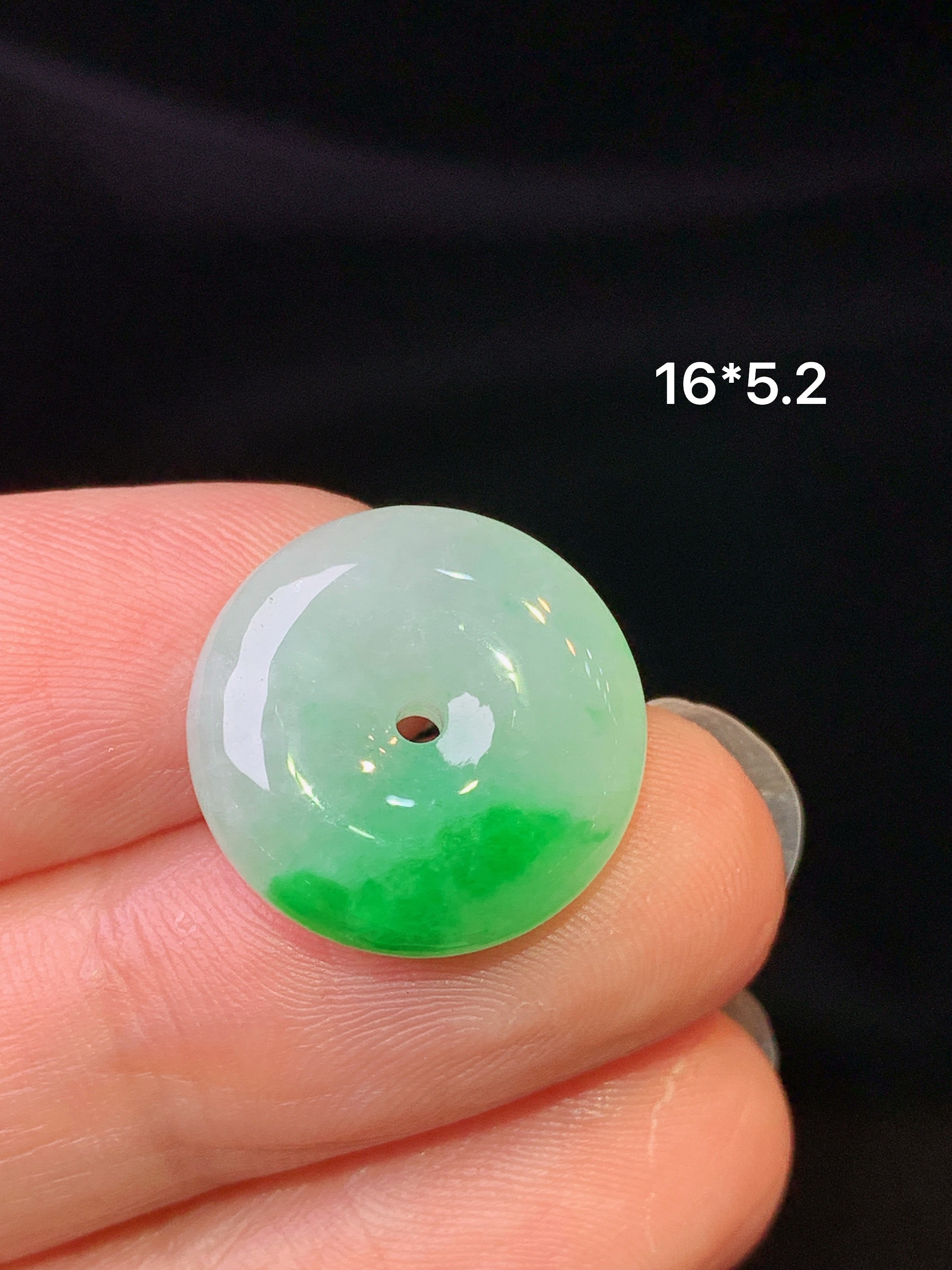 飘绿平安扣吊坠 玉质细腻 色泽艳丽清新 水润亮眼 整体尺寸16*5.2z1