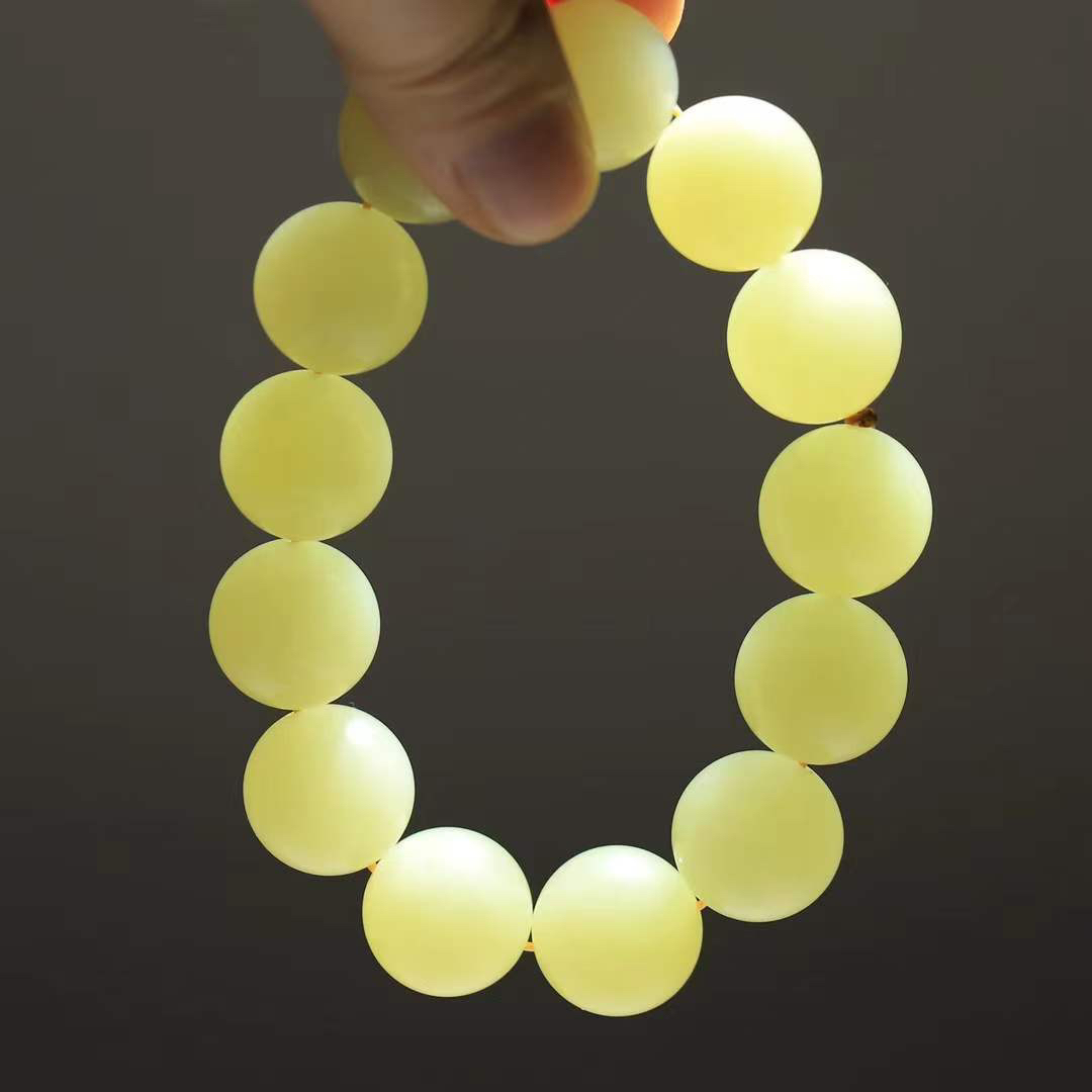 （冬日暖阳.手串）

收藏级臻品和田玉黄口料手串 质地油润，大气雅致，清风明月潺潺，浮浮洗尽铅华随于心，净于念……重118.6克  尺寸取一17.8mm fDL-9949304yy