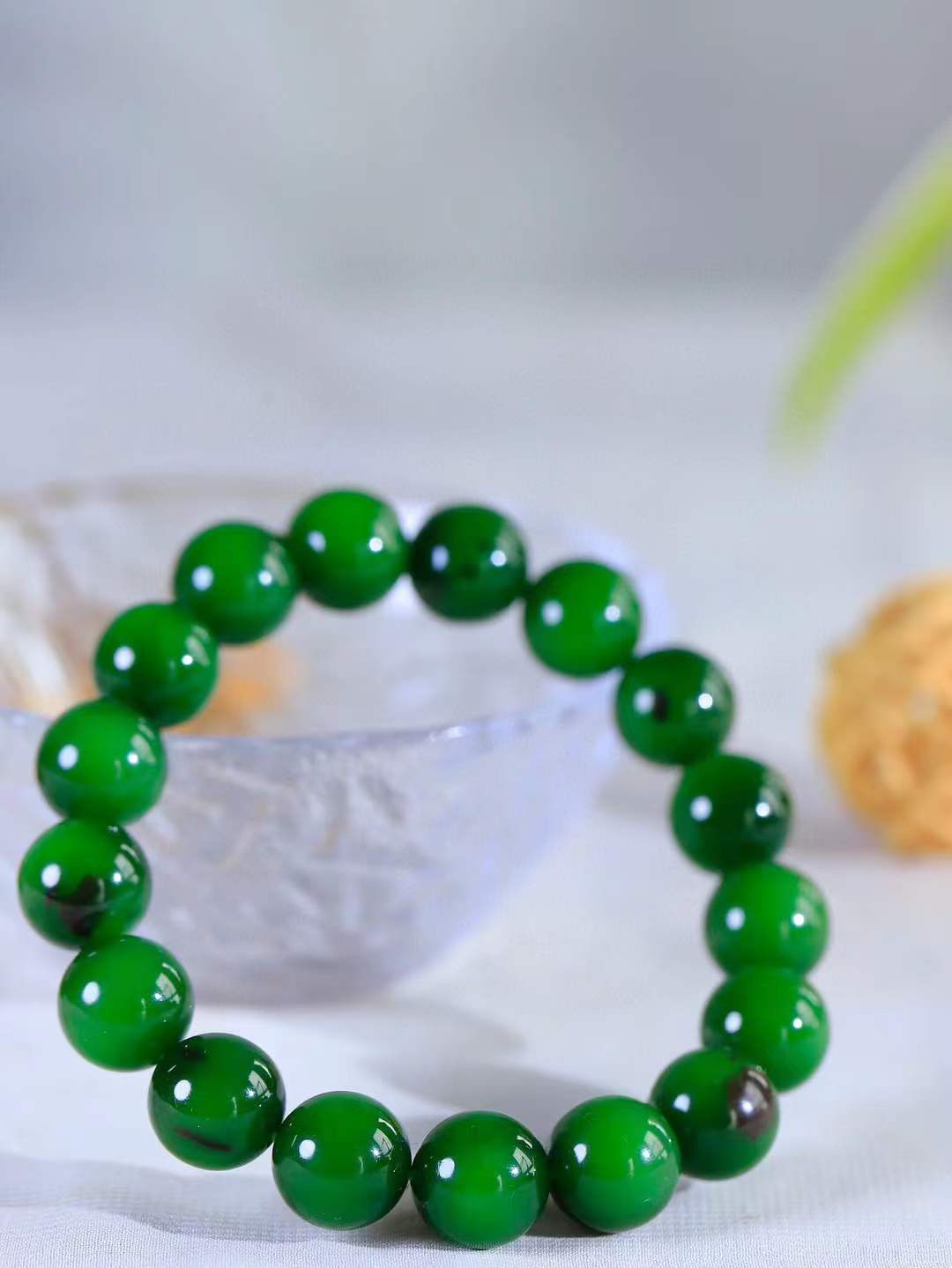 【珠圆玉润.手串】

精品️和田玉碧玉微猫眼珠圆玉润手串 玉质温润细腻  整串打磨圆润，佩戴舒适。珠珠落玉盘，间关莺语花底滑，一生美好时光，无论身在何处，都有它相伴相守。事事顺遂，幸福美满，吉祥如意。重48克 尺寸取一12mm  FDA-22362433