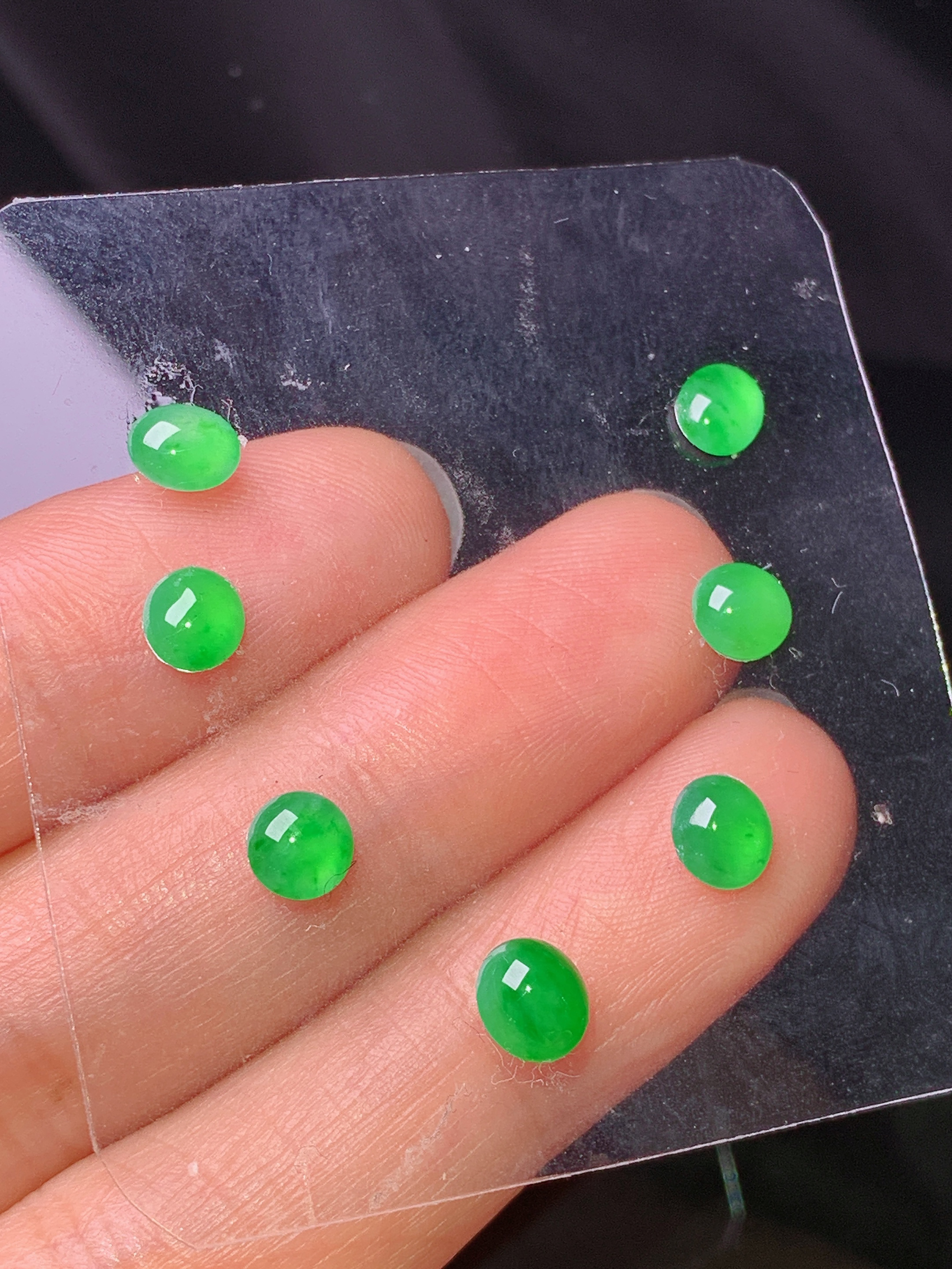 镶嵌款 满绿蛋面一手 玉质细腻 色泽艳丽清新 水润亮眼 整体尺寸5.7*5.2*2.5L2