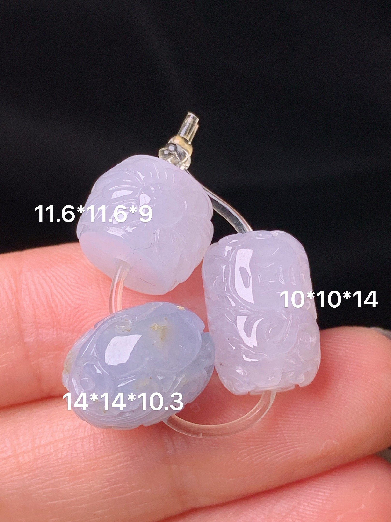 雕花路路通吊坠 玉质细腻 色泽艳丽清新 水润亮眼 整体尺寸10*14*2x