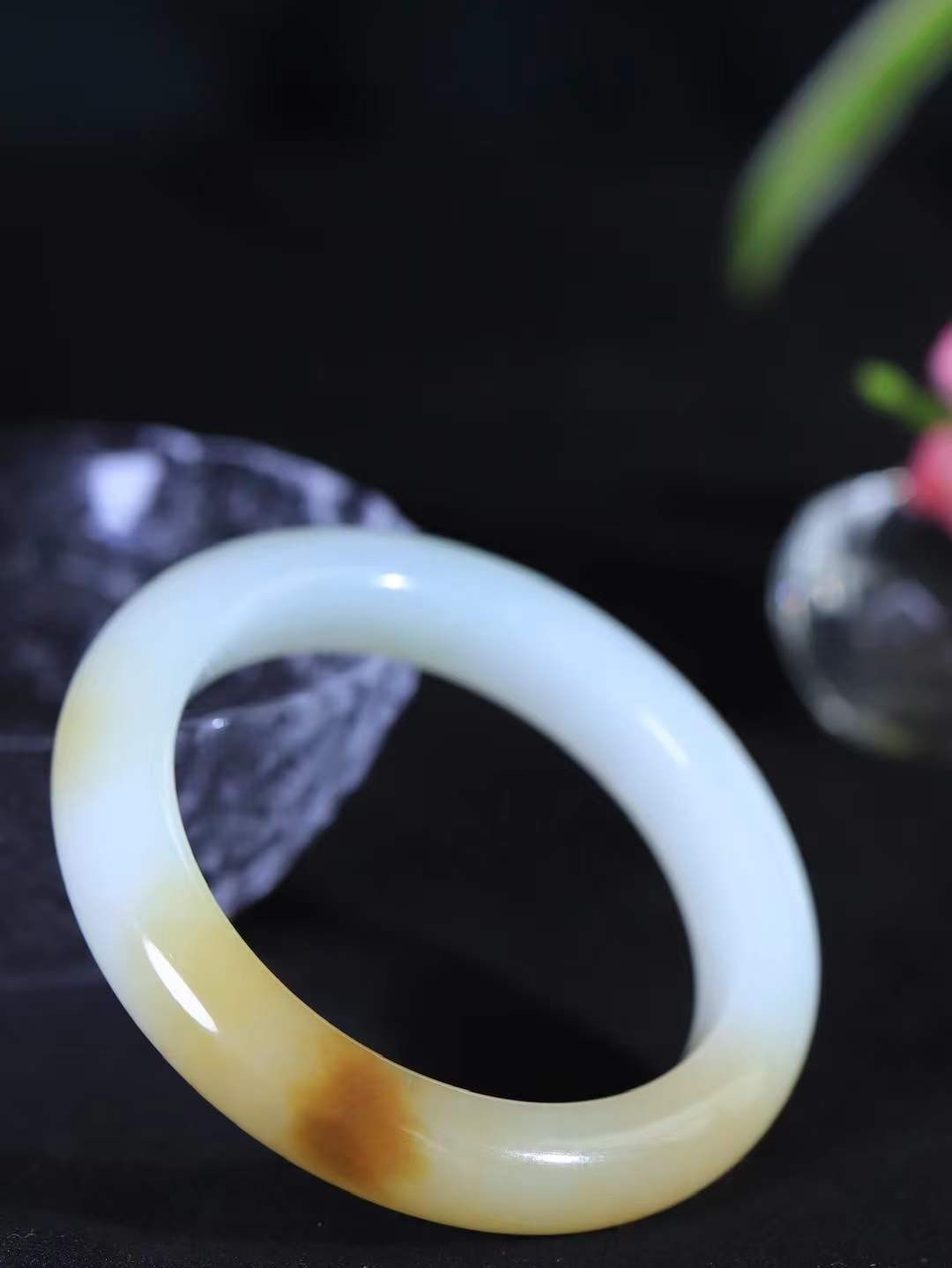 （温柔雅致.手镯）

精品️和田玉糖白玉手镯。镯型饱满，温润细腻，脂润沁香。️执一卷书，沏一盏茶，着一袭裙，戴一只镯。淡淡浅笺，素心若兰，静赏玉中诗画。悠悠岁月，芊手轻摘，盛满诗样芳华。重62.7克   尺寸56.5-12.2-10mm    FDL-66362433