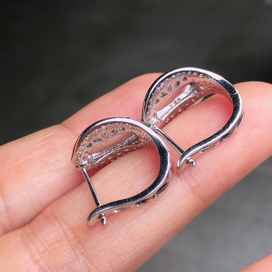 阳绿马鞍耳钉，色泽均匀艳丽，玉质细腻，荧光感超
强，饱满圆润，尽显优雅气质，18k
金豪华镶嵌