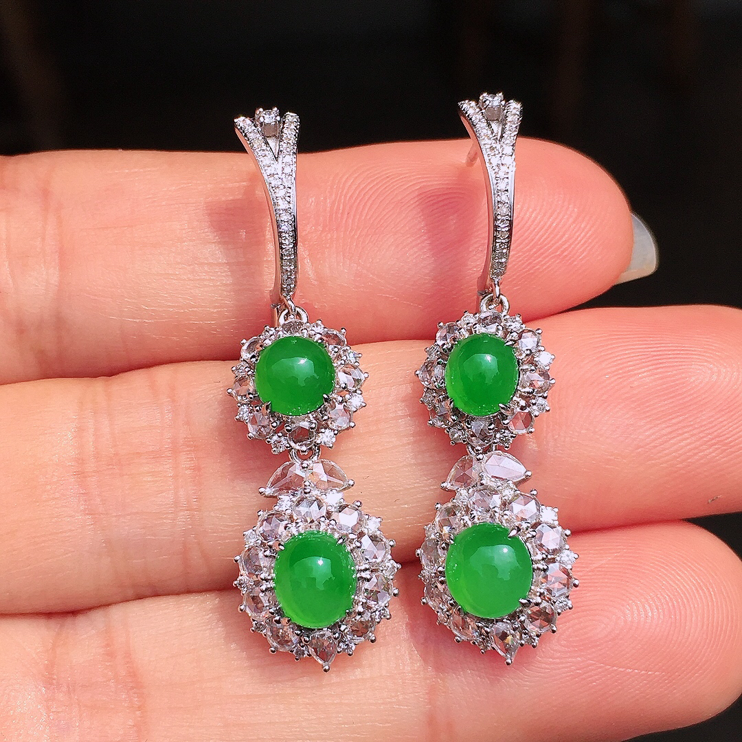 阳绿蛋面耳坠，色泽均匀艳丽，玉质细腻，荧光感超
强，饱满圆润，尽显优雅气质，18k
金豪华镶嵌