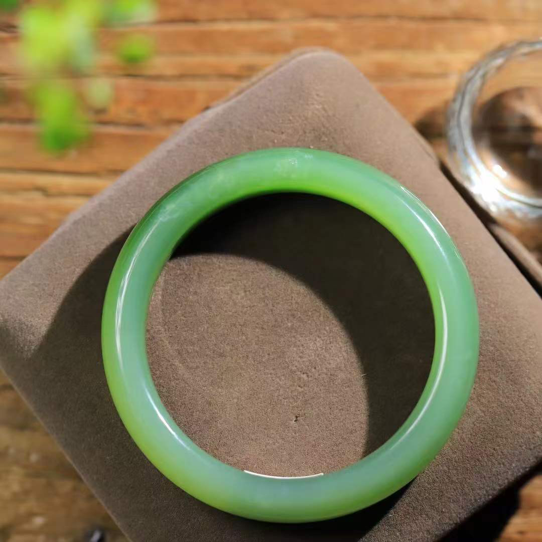 【腕间柔情.手镯】   

收藏级和田玉碧玉手镯 玉质温润细腻 油性十足 古朴秀雅 轻抚岁月的栏杆