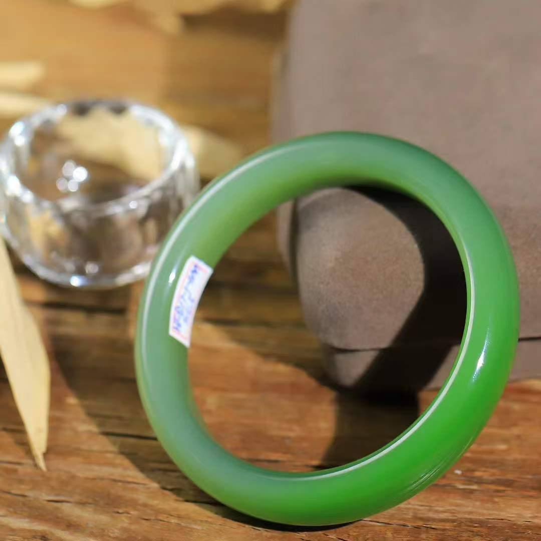 【腕间柔情.手镯】   

收藏级和田玉碧玉手镯 玉质温润细腻 油性十足 古朴秀雅 轻抚岁月的栏杆软香温玉，腕间玉镯轻轻晃动，令人情动心间，撷一缕月末的芬芳，把心思铺陈，时光静美，惟有你最温柔。重52.5克   尺寸55.5-12.6-8.5mm 17302278YY