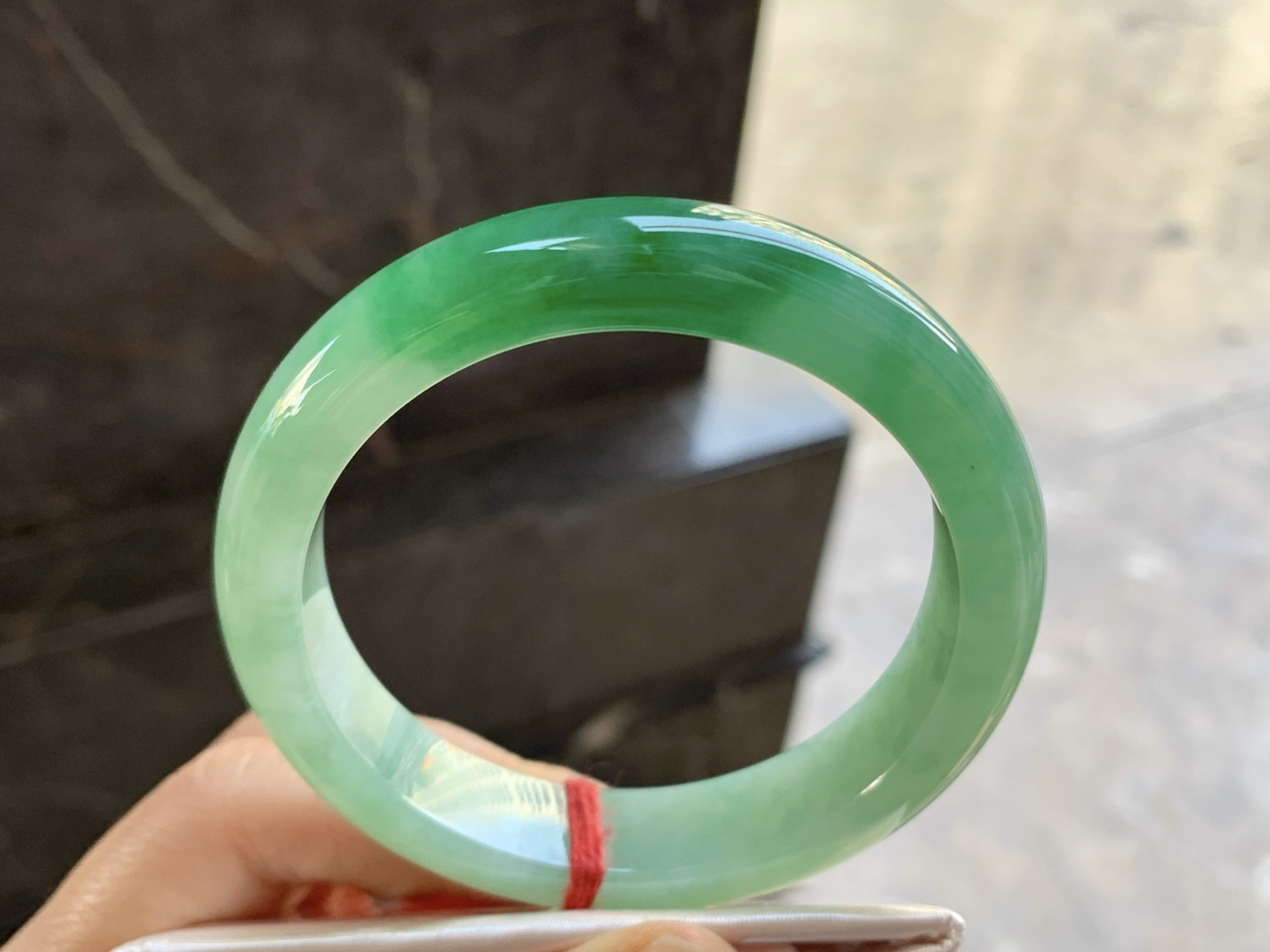 56-12.6-8.2

辣绿色手镯^_^鲜艳 玉质温润 气质