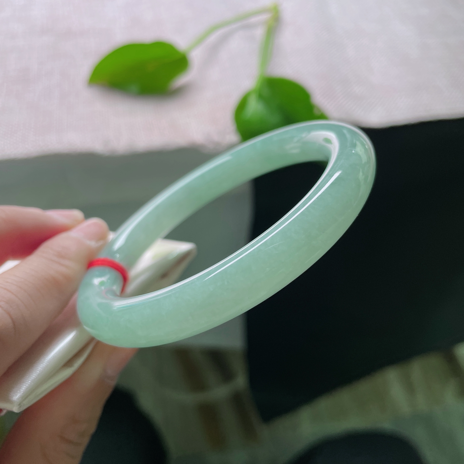 尺寸：58.9/9.8，绿底圆条，质地温润，细镯衬纤腕，绿意映佳人..