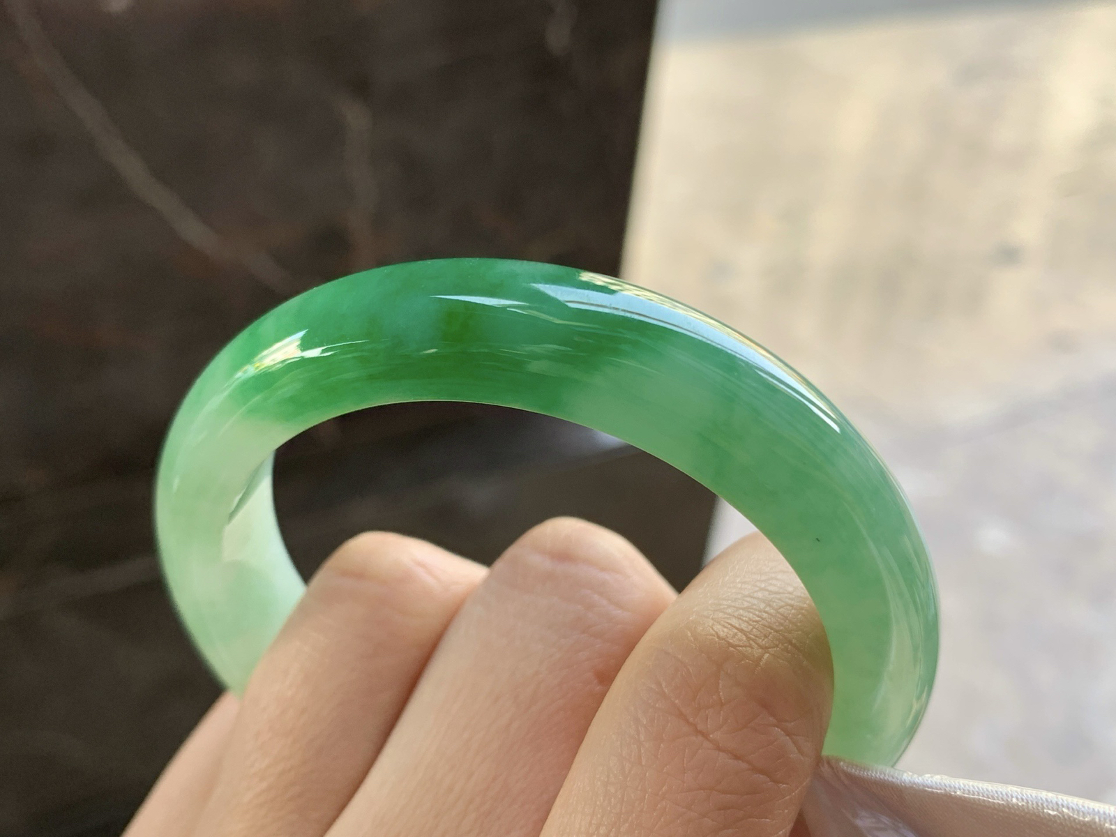 56-12.6-8.2

辣绿色手镯^_^鲜艳 玉质温润